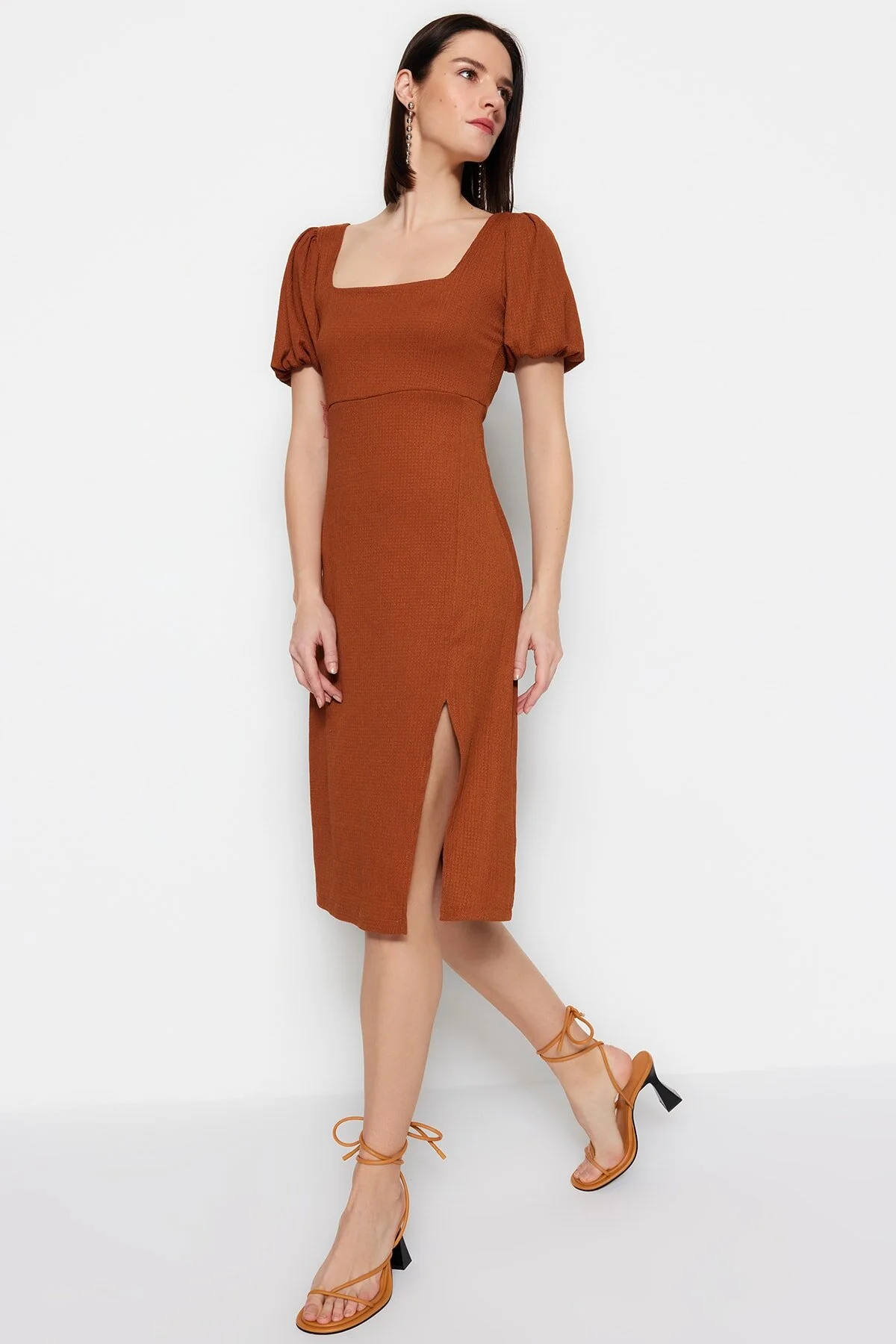 Bild von Trendyol Collection Zimtfarbenes A-linien-strickkleid Mit Quadratischem Kragen, Ballonärmeln, Schlitz, Wickel-/strukturiertem Midi-strickkleid für Damen - S