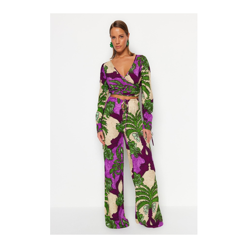 Bild von Trendyol Collection Set: Gewebte Bluse und Hose mit tropischem Muster für Damen