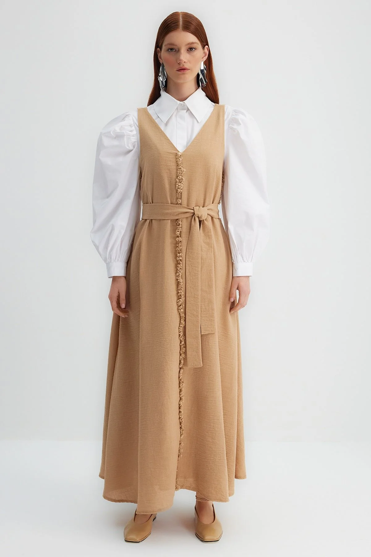 Bild von Trendyol Modest X Kevser Sarıoglu Beiges Gewebtes Gilet-kleid Mit Gürtel Und Quastendetail für Damen - 42