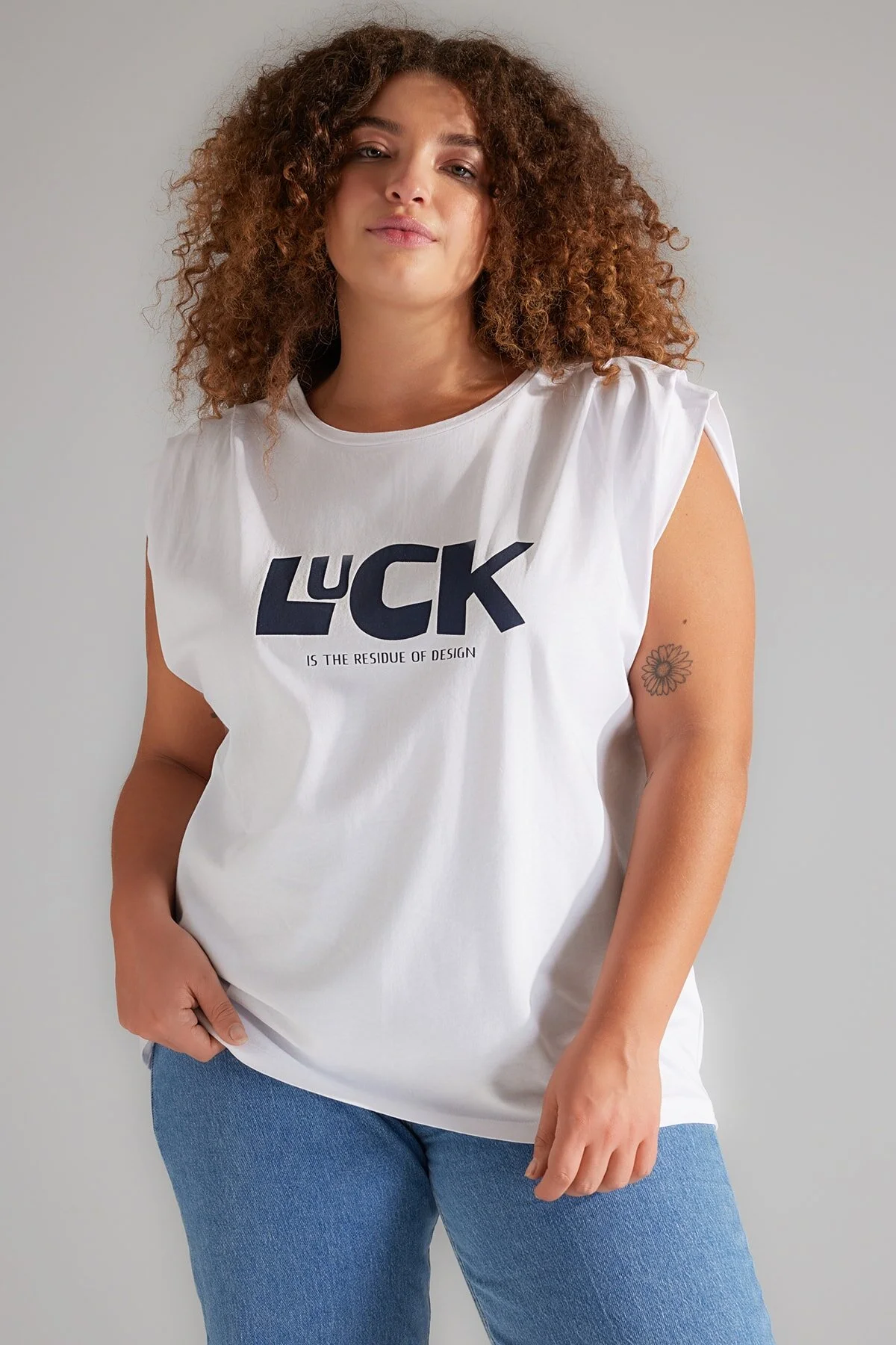 Bild von Trendyol Curve Weißes T-shirt Mit Plissee An Der Schulter, 100 % Baumwolle – Nachhaltiger Druck, für Damen - 4XL