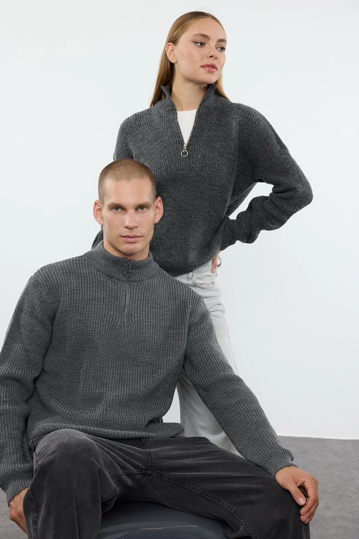 Bild von Trendyol Collection Dunkelgrauer Casual-fit-pullover – Halber Rollkragenpullover Mit Reißverschluss, Reguläre Passform für Herren - XL