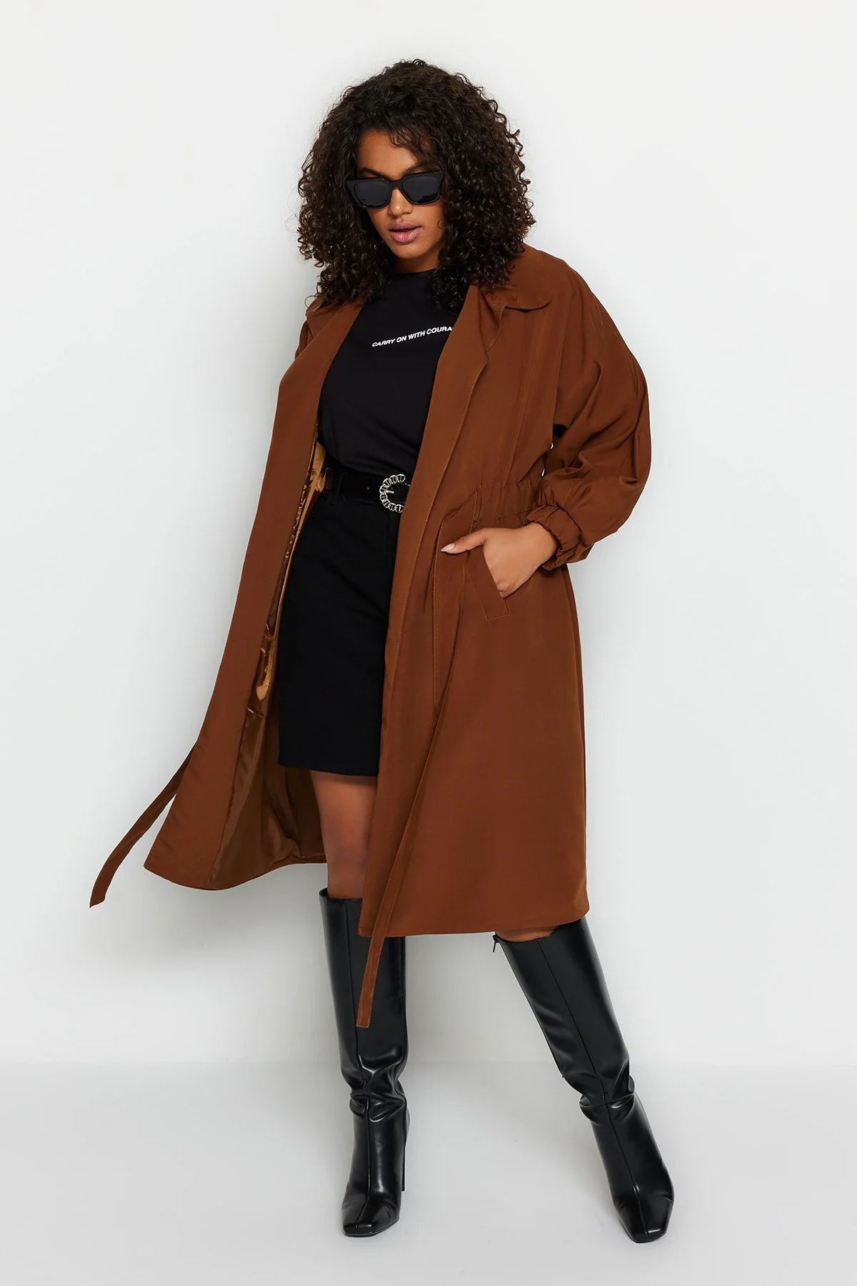 Bild von Trendyol Curve Brauner Trenchcoat Mit Taillengürtel für Damen - 46