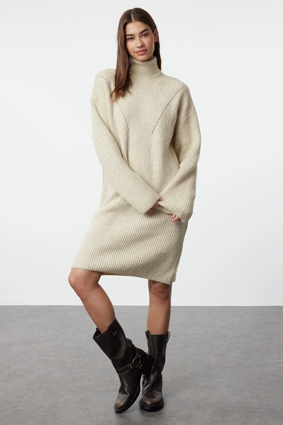Bild von Trendyol Collection Weiches, Strukturiertes Mini-strickpulloverkleid – Stehkragen, Steinfarbe für Damen - M
