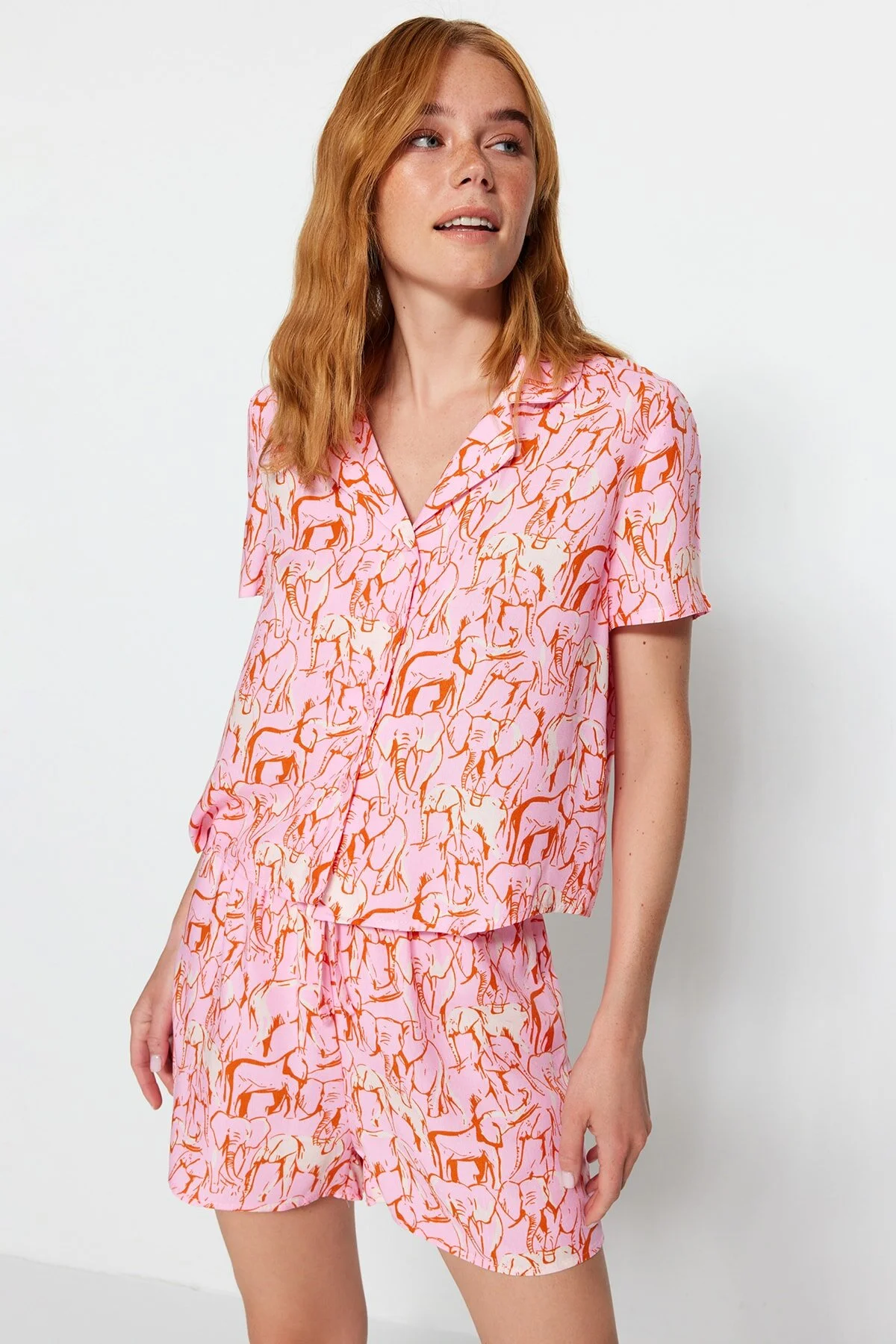 Bild von Trendyol Collection Rosafarbenes, Gewebtes Pyjama-set Aus Hemd Und Shorts Mit Tiermuster Aus Viskose für Damen - 36