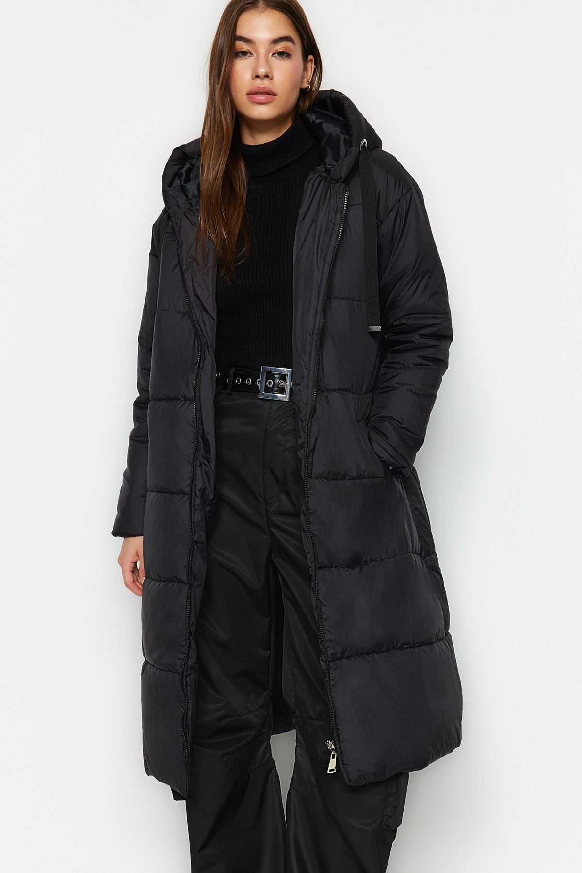 Bild von Trendyol Collection Schwarze, Wasserabweisende, Lange, Aufblasbare Kapuzenjacke Mit Normaler Passform für Damen - S