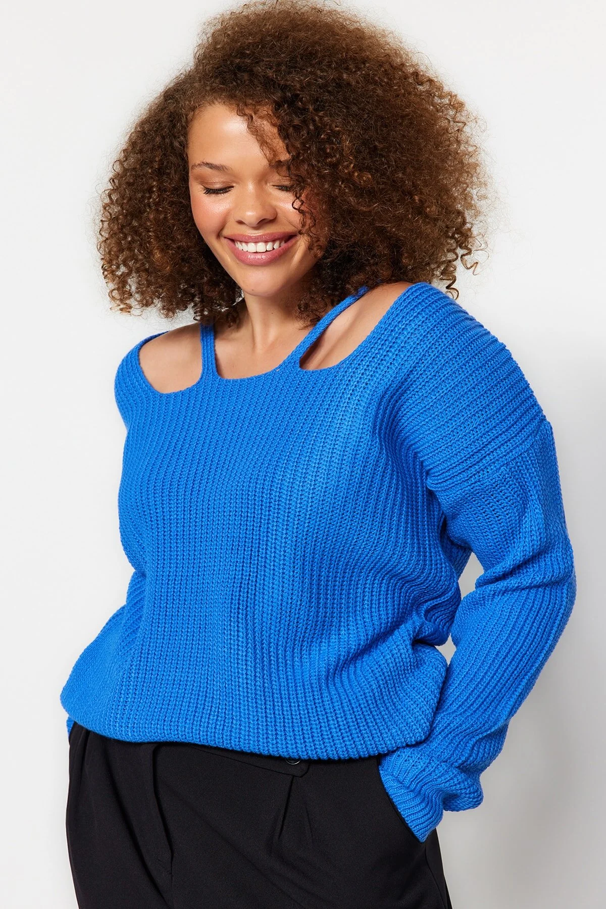 Bild von Trendyol Curve Indigofarbener Strickpullover Mit Fensterfront/ausschnitt Und Detailliertem Ausschnitt für Damen - XL