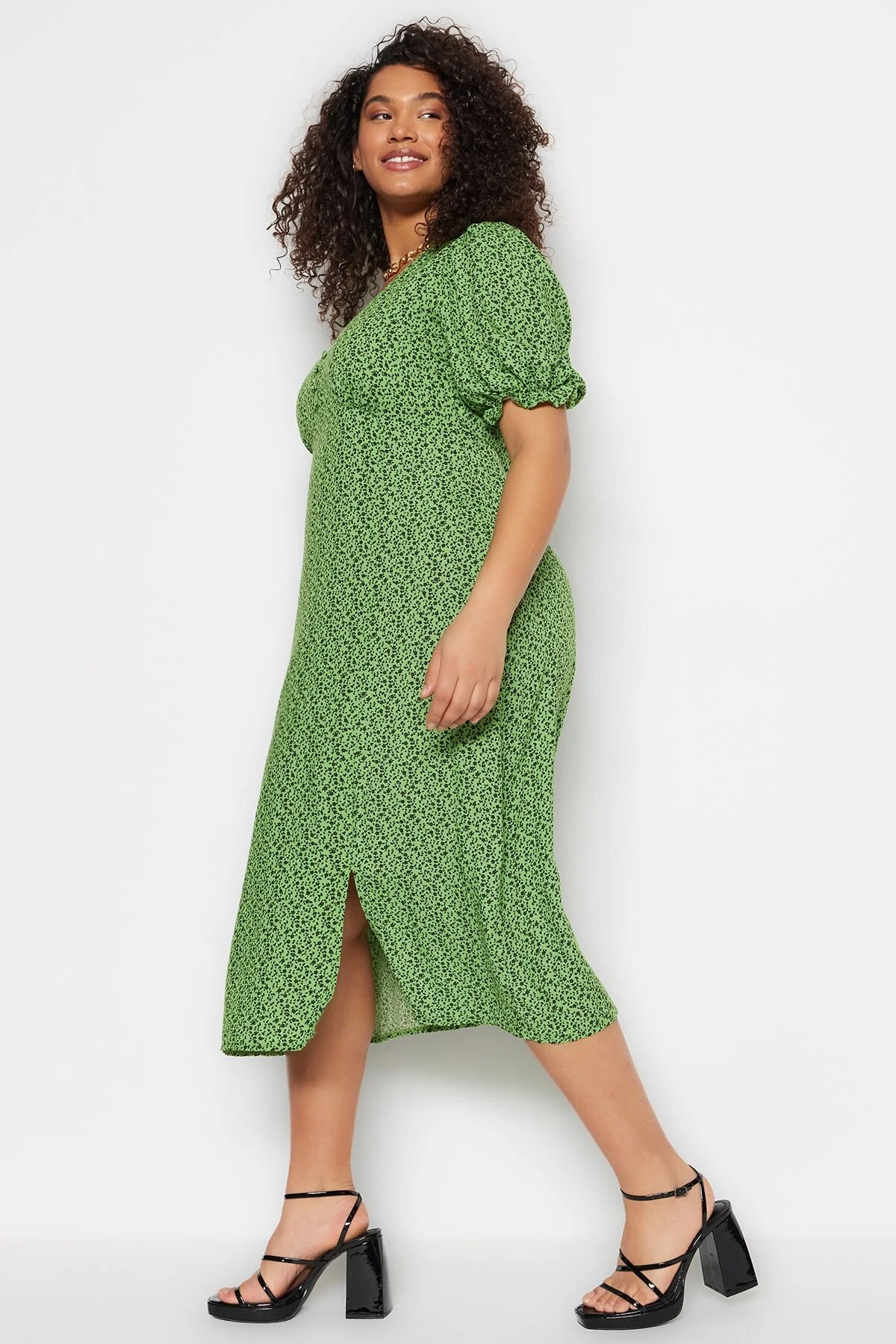 Bild von Trendyol Curve Gewebtes Schlitzkleid Mit Tiermuster In Grün für Damen - 52