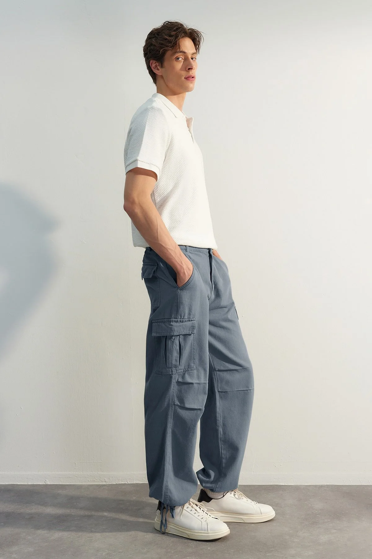 Bild von Trendyol Collection Marineblaue Limited Edition – Cargohose Mit Gebundenem Bein für Herren - 42