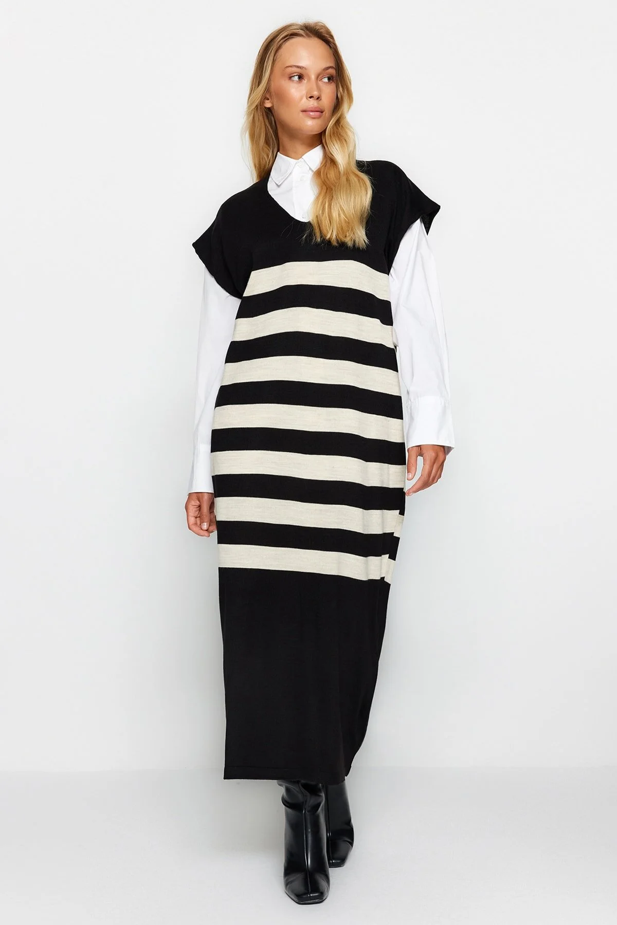 Bild von Trendyol Modest Schwarzes Gestreiftes Strickpulloverkleid Mit V-ausschnitt für Damen - M