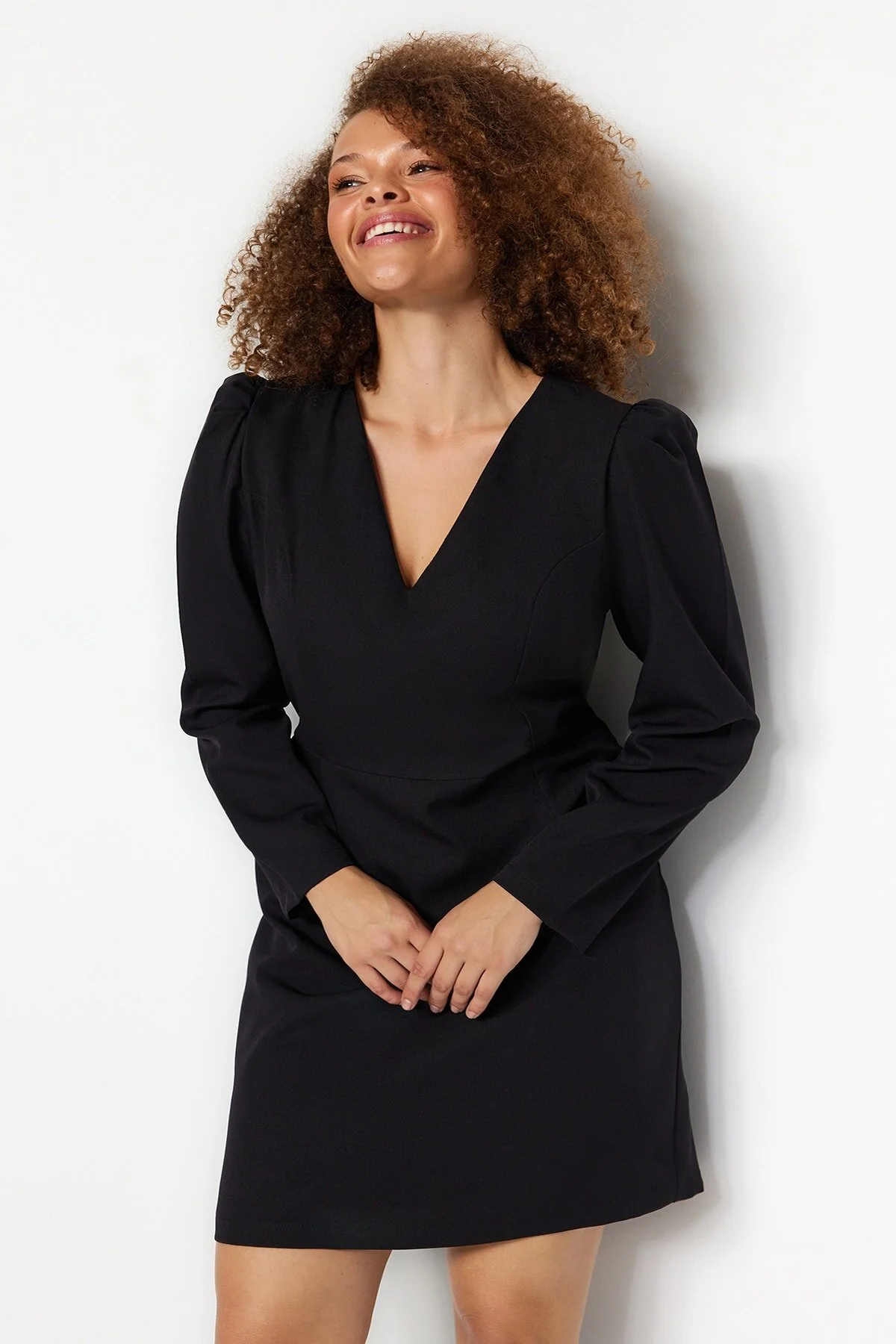 Bild von Trendyol Curve Schwarzes Minikleid Mit V-ausschnitt Und Ballonärmeln - für Damen - 50