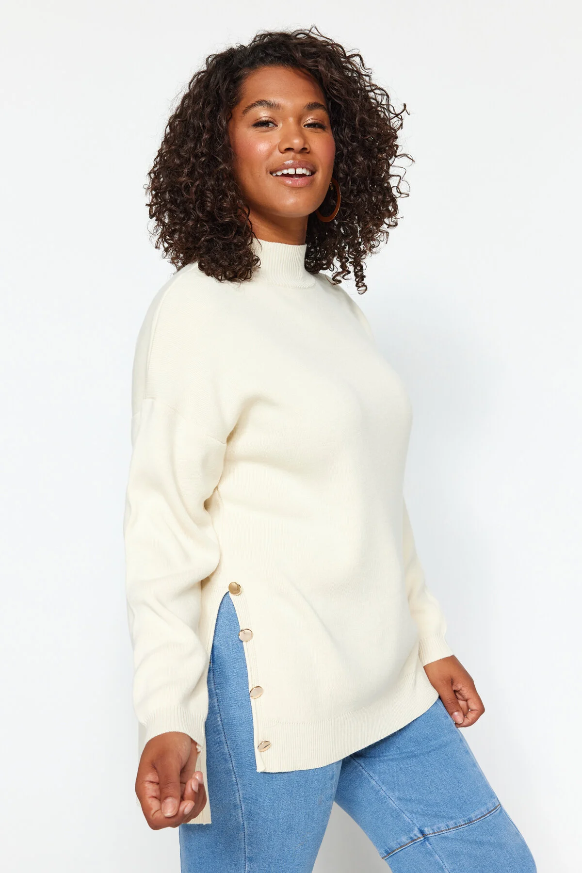 Bild von Trendyol Curve Cremefarbener Rollkragenpullover Mit Knöpfen Und Detailliertem Rollkragen für Damen - 5XL