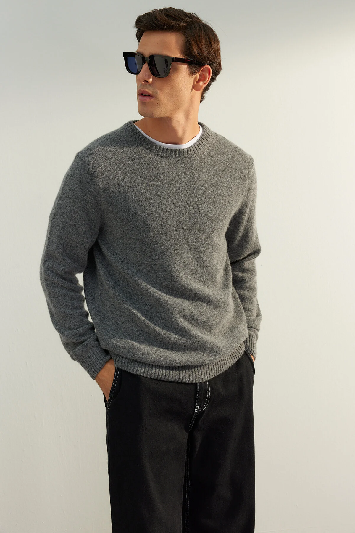 Bild von Trendyol Collection Limited Edition – Dunkelgrauer Wollstrickpullover Mit Rundhalsausschnitt für Herren - M