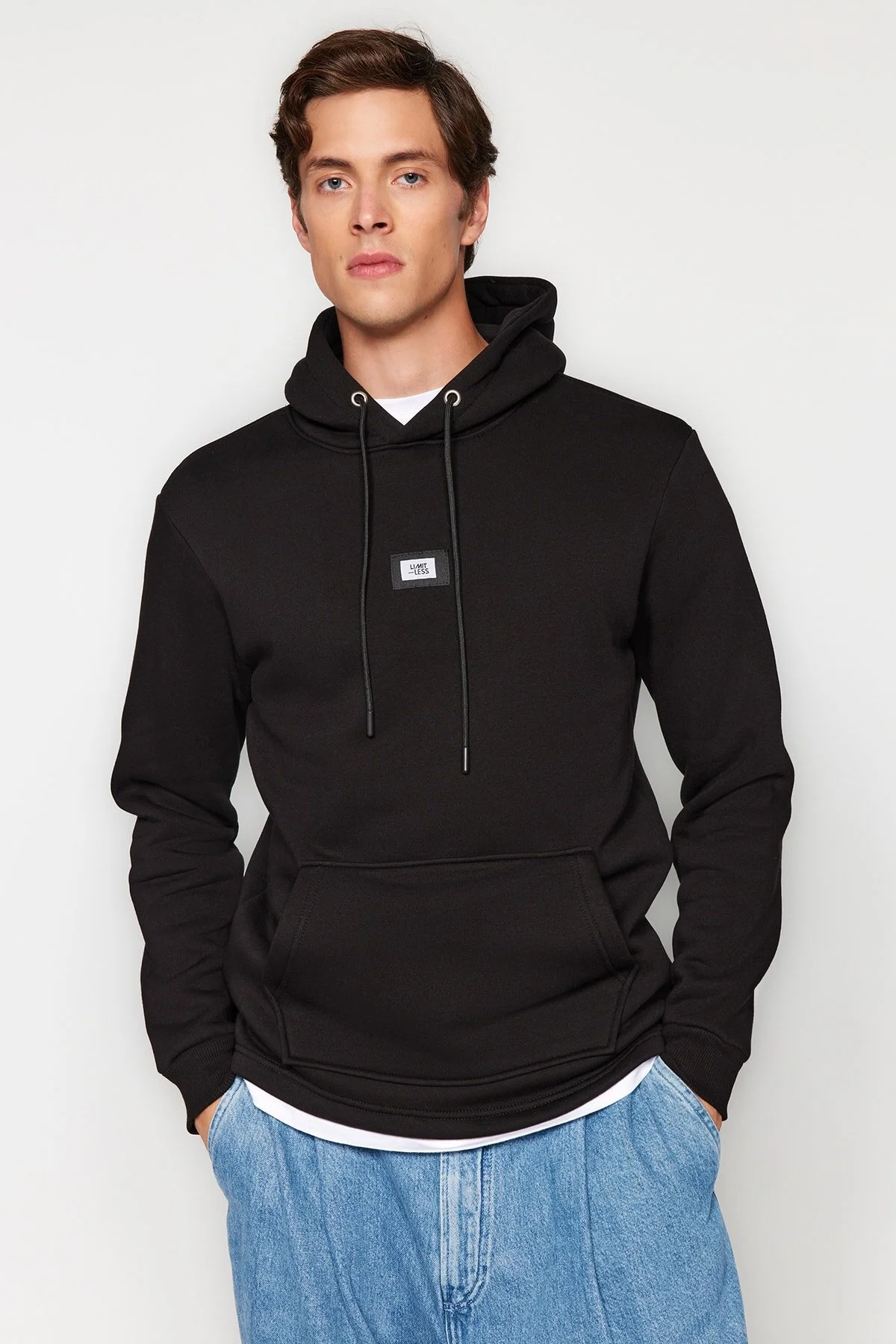 Bild von Trendyol Collection Schwarzes, Normales/normal Geschnittenes Kapuzen-sweatshirt Mit Fleece-aufkleber / Warmes Sweatshirt für Herren - L