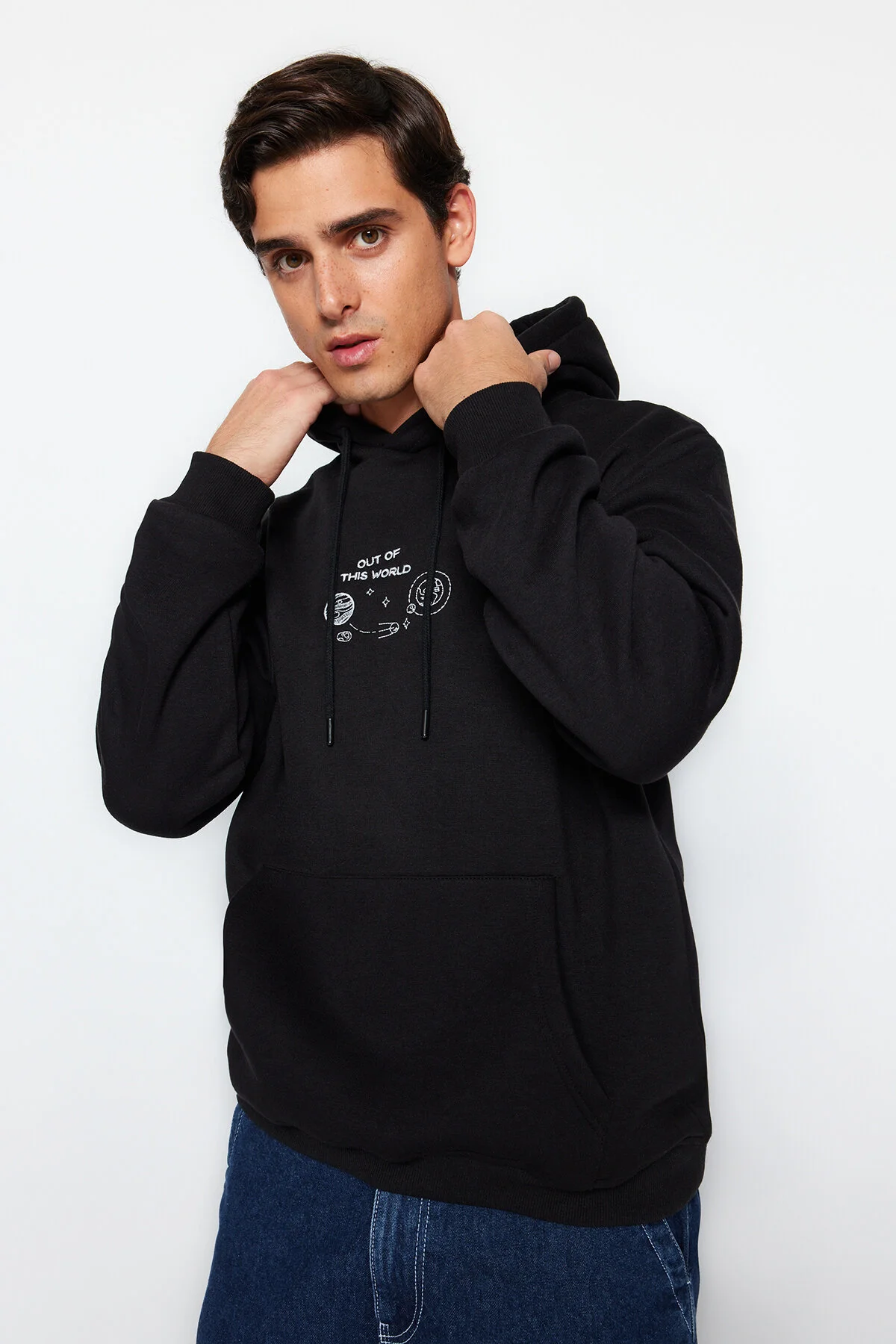 Bild von Trendyol Collection Schwarzes Fleece-sweatshirt Mit Weltraum-stickerei Und Kapuze Tmnaw24sw00101 für Herren - XL