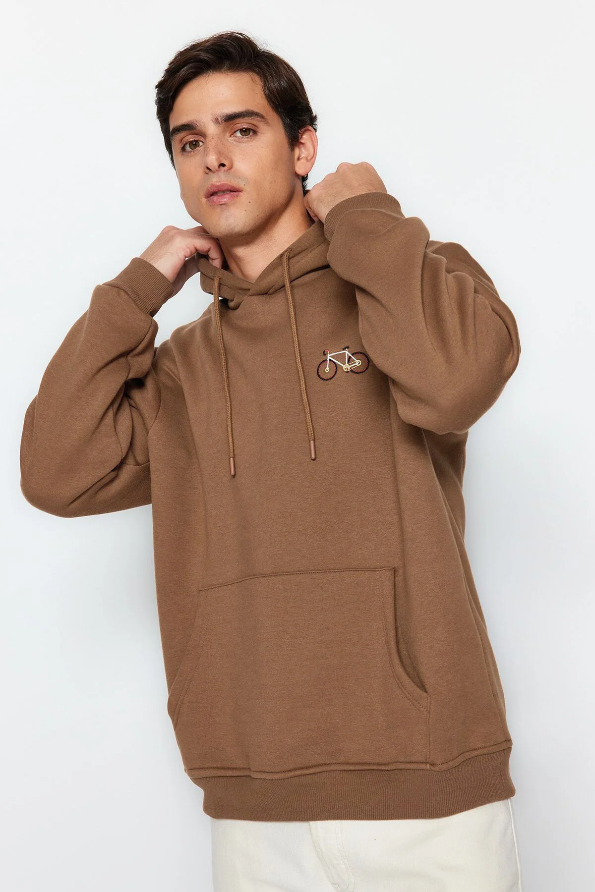 Bild von Trendyol Collection Minimalistisches, Besticktes Fleece-sweatshirt In Braun – Regular Fit Tmnaw24sw00096 für Herren - XL