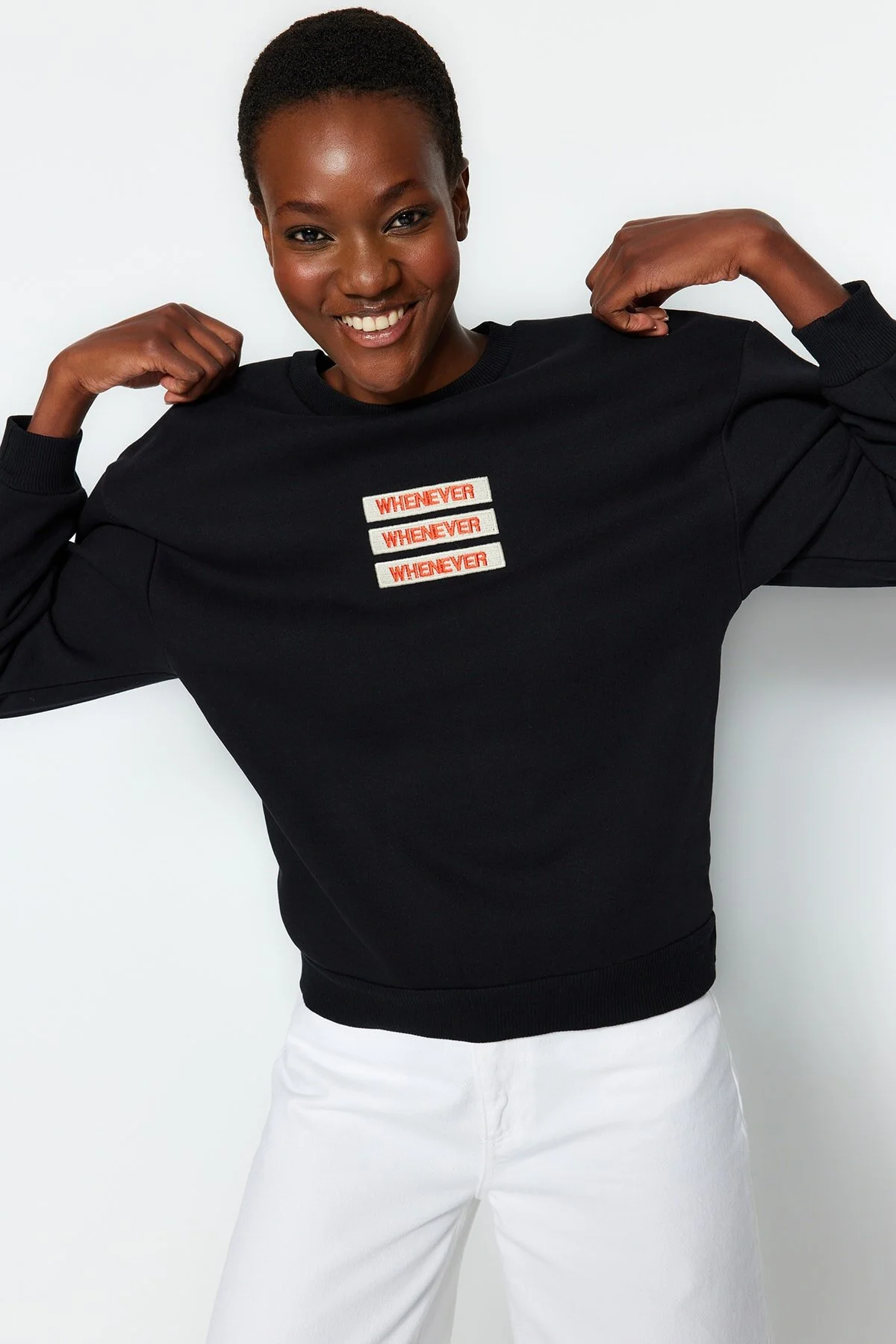 Bild von Trendyol Collection Schwarzes, Dickes Fleece-sweatshirt Mit Aufgesticktem Slogan, Entspannter/bequemer Passform, für Damen - L