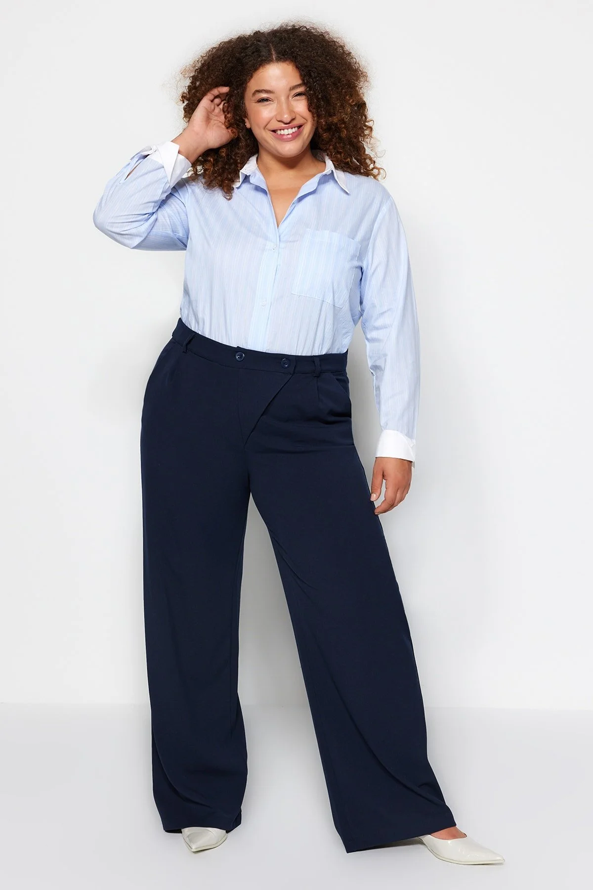 Bild von Trendyol Curve Marineblaue Hose Aus Gewebtem Stoff Mit Asymmetrischem Schnitt – Doppelknöpfe, Weites Bein für Damen - 44