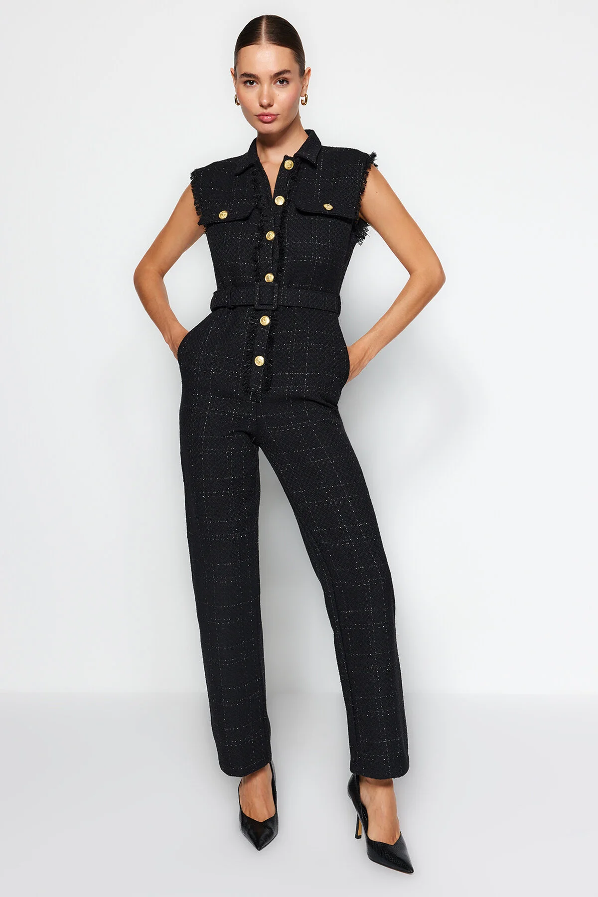 Bild von Trendyol Collection Schwarzer, Gewebter Tweed-jumpsuit Mit Hemdkragen Und Knopfdetail Und Gürtel für Damen - 40