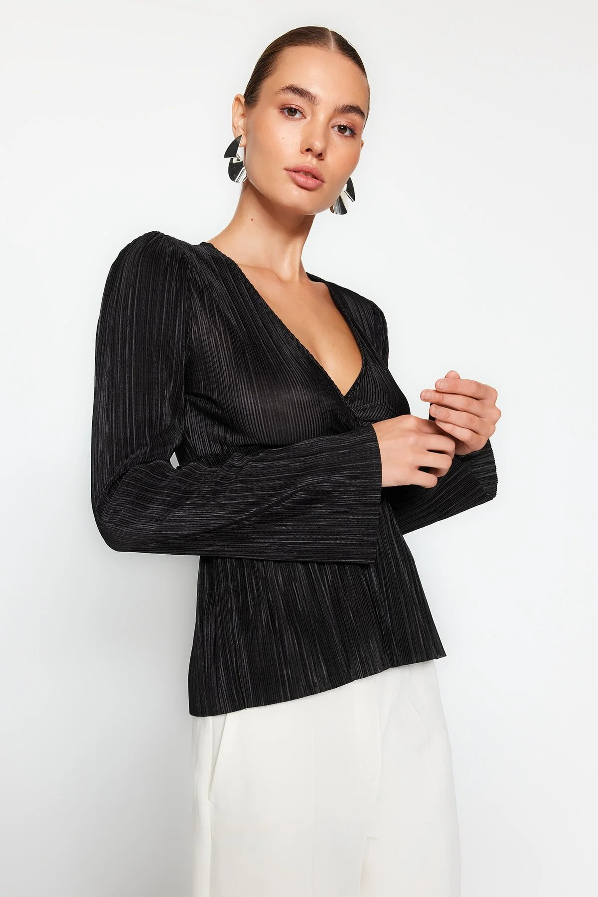 Bild von Trendyol Collection Schwarze, Plissierte, Zweireihige Bluse Mit Rüschen Und V-ausschnitt für Damen - XL