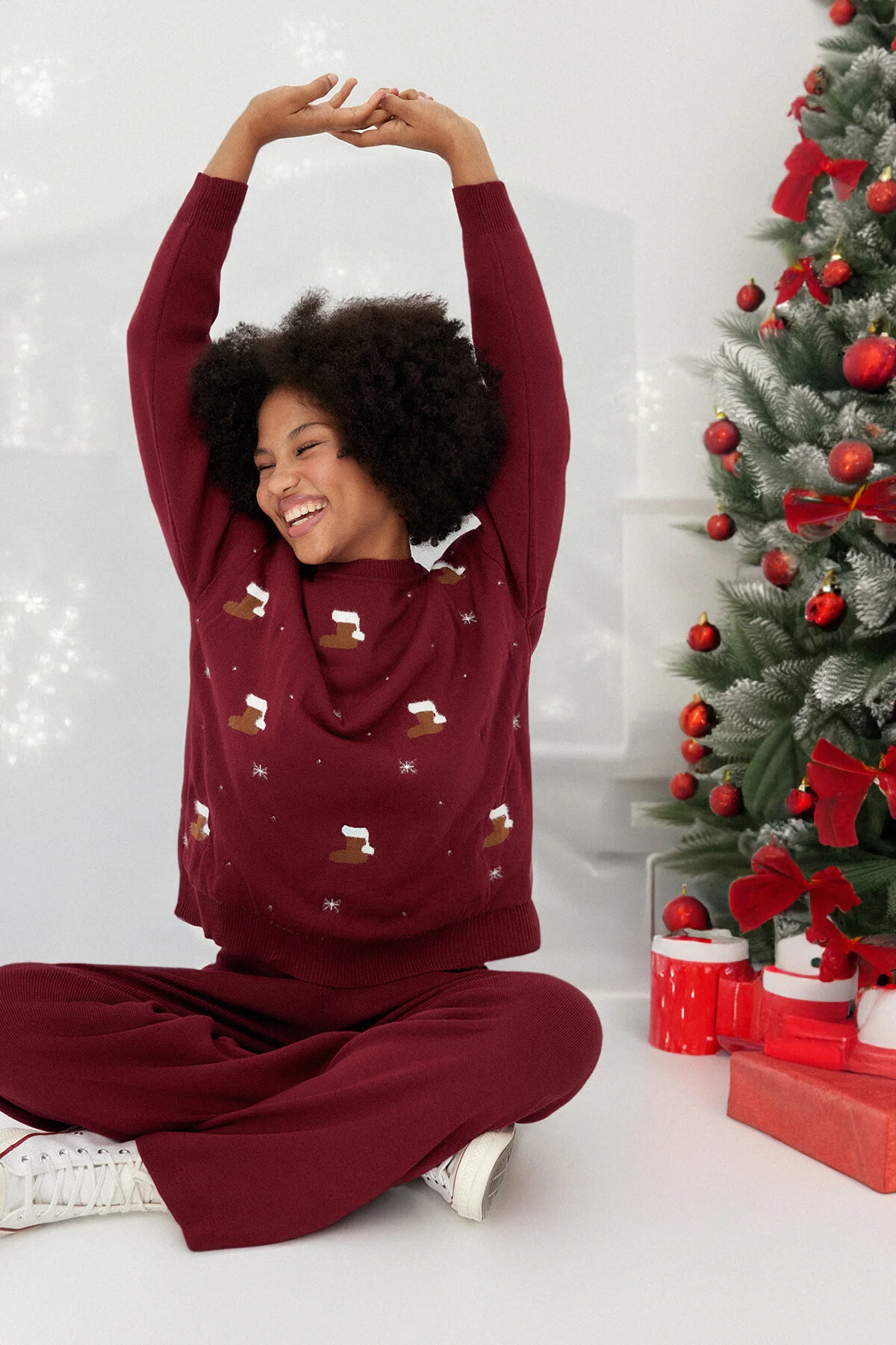 Bild von Trendyol Collection Rotes, Weihnachtliches Set Aus Oberteil Und Unterteil Aus Weichem, Pelzigem Strickstoff für Damen - S