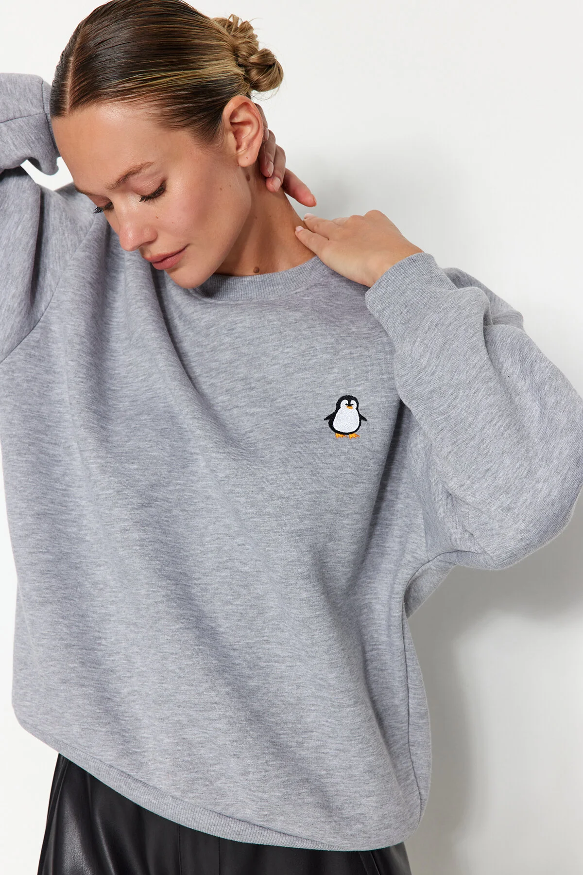 Bild von Trendyol Collection Graues, Besticktes, Dickes Fleece-sweatshirt Mit Normaler Passform – für Damen - XS