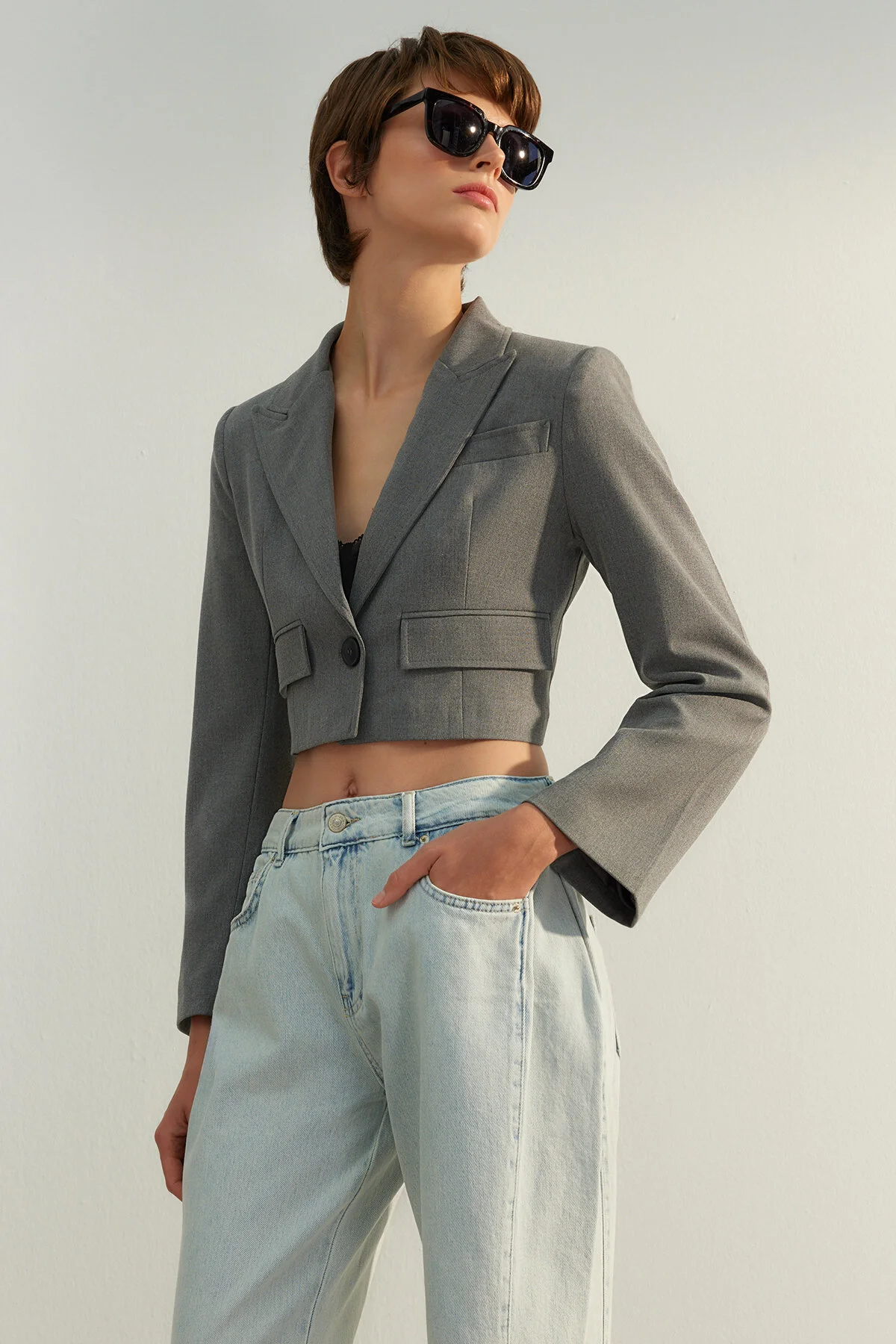 Bild von Trendyol Collection Graue Kurze Blazerjacke In Limitierter Auflage - für Damen - 34