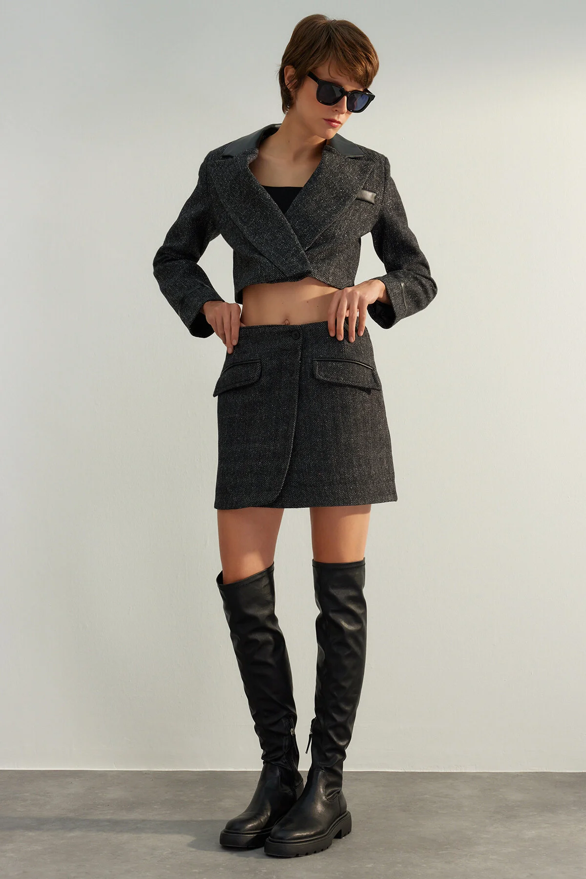 Bild von Trendyol Collection Hochwertiger Anthrazitfarbener Minirock Mit Steppnähten – Zweireihig, Details, Limited Edition für Damen - 34