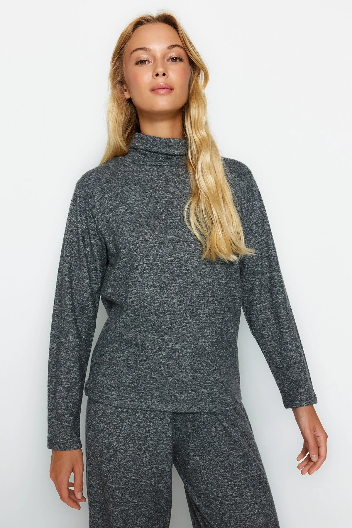 Bild von Trendyol Collection Anthrazitfarbene Rollkragenpullover-bluse Aus Weichem Stoff Mit Weitem/entspanntem Schnitt für Damen - S