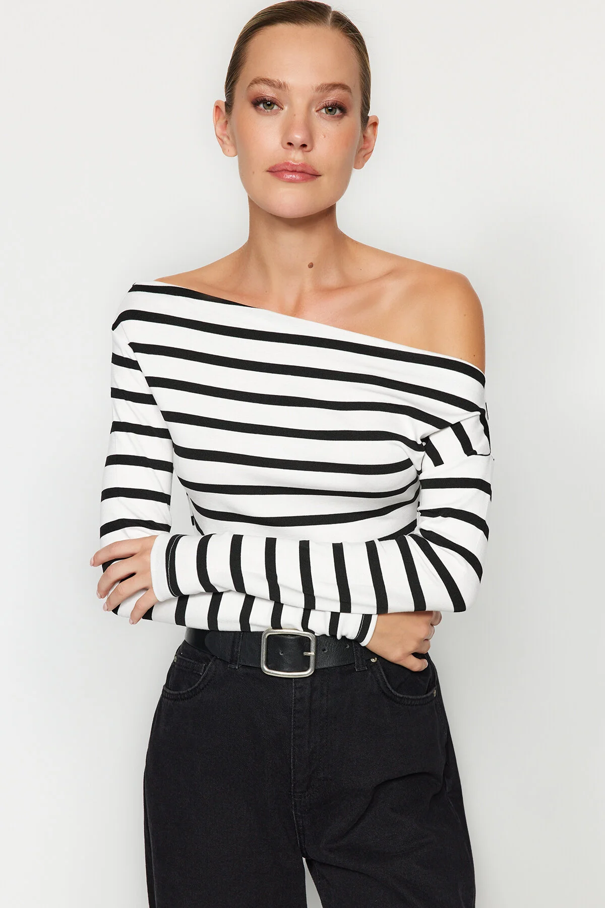 Bild von Trendyol Collection Schwarz-weiß Gestreifte, Hochwertige, Dehnbare Strickbluse Aus Weichem Stoff Mit U-boot-ausschnitt Und Tailliertem Schnitt für Damen - L