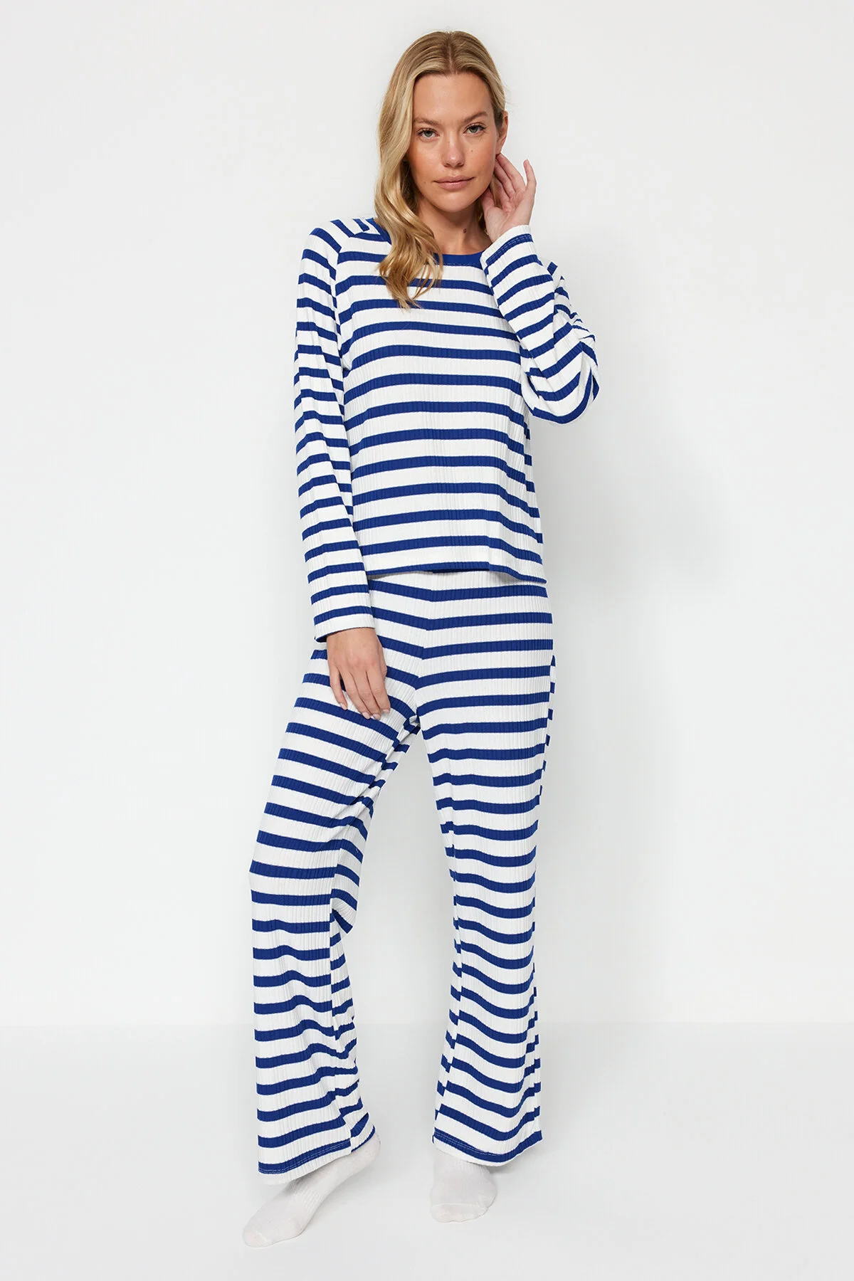Bild von Trendyol Collection Marineblau-weiß Gestreiftes T-shirt-hosen-strickpyjama-set Aus Baumwollcord für Damen - M