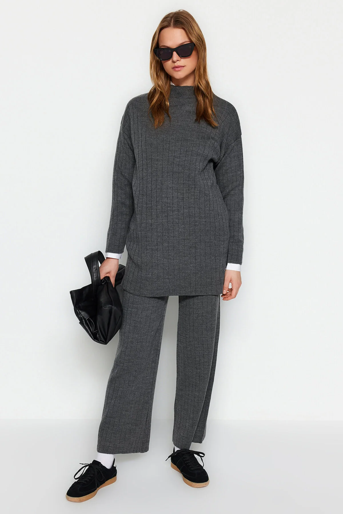 Bild von Trendyol Modest Geräuchertes Strickset Aus Geripptem Pullover Und Hose Mit Halbem Rollkragen für Damen - S/M