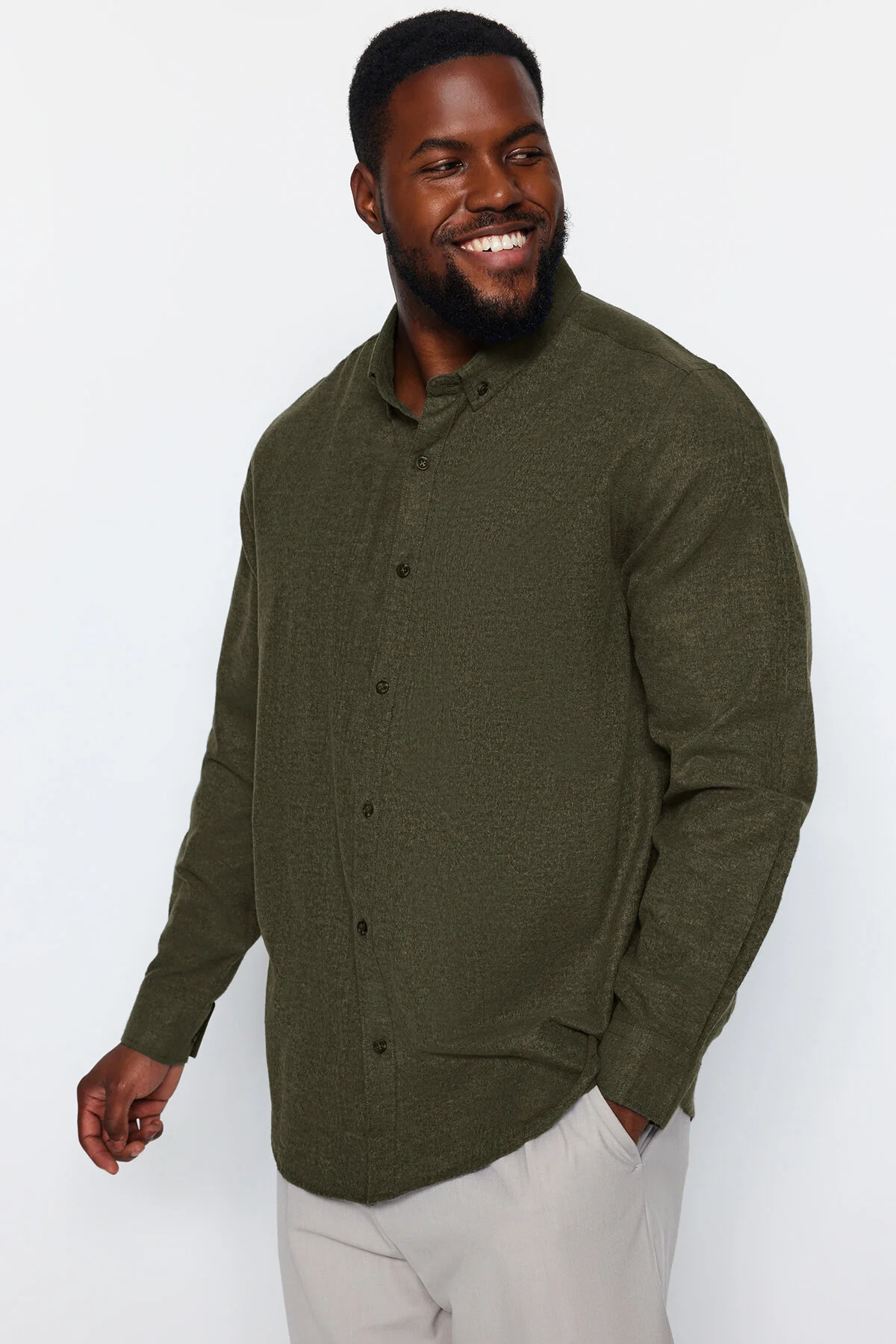 Bild von Trendyol Collection Grünes Flanellhemd In Großer Größe – Knopfkragen, Normale Passform für Herren - 6XL