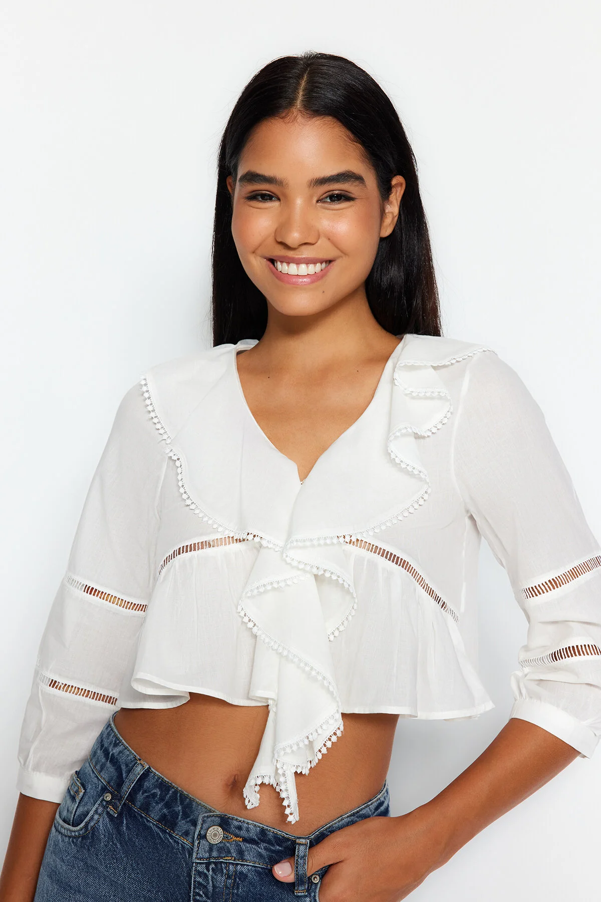 Bild von Trendyol Collection Ecrufarbenes, Kurzes Hemd Mit Spitzendetails – Volant, Gewebt, für Damen - 36