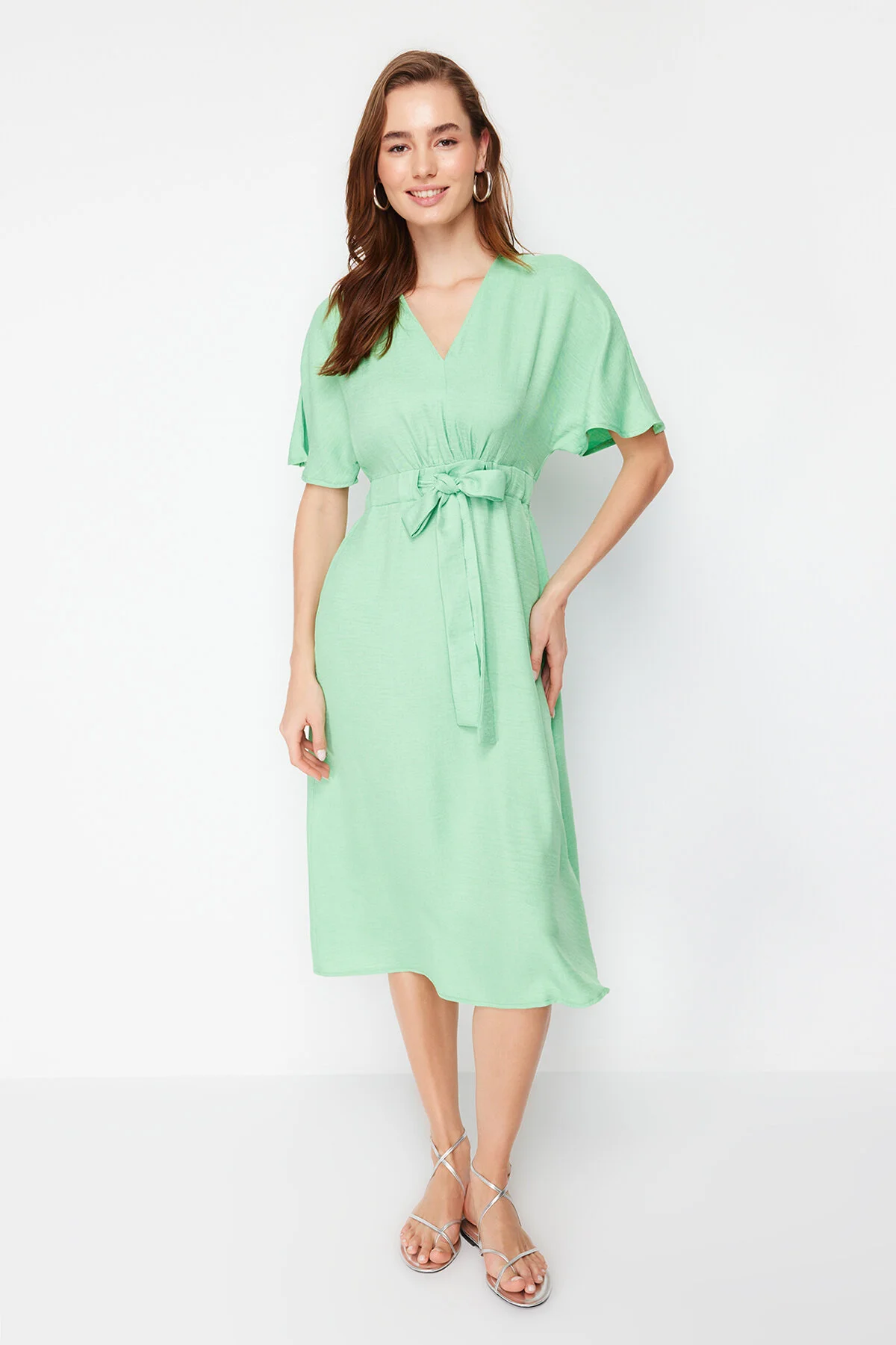 Bild von Trendyol Collection Grünes A-linien-midikleid Aus Webstoff Mit V-ausschnitt Und Krawattendetail für Damen - 40