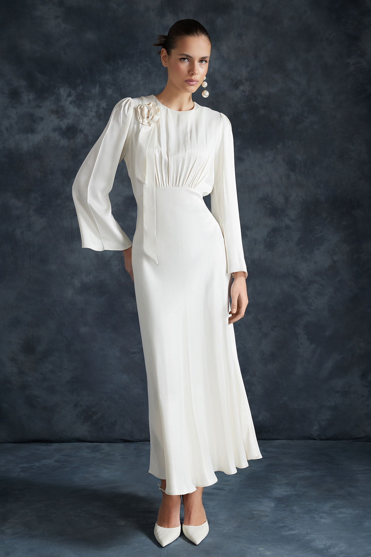 Bild von Trendyol Modest Abendkleid Aus Gewebtem Satin – Cremefarbenes Rosendetail, Für Hochzeiten Und Besondere Anlässe für Damen - 40