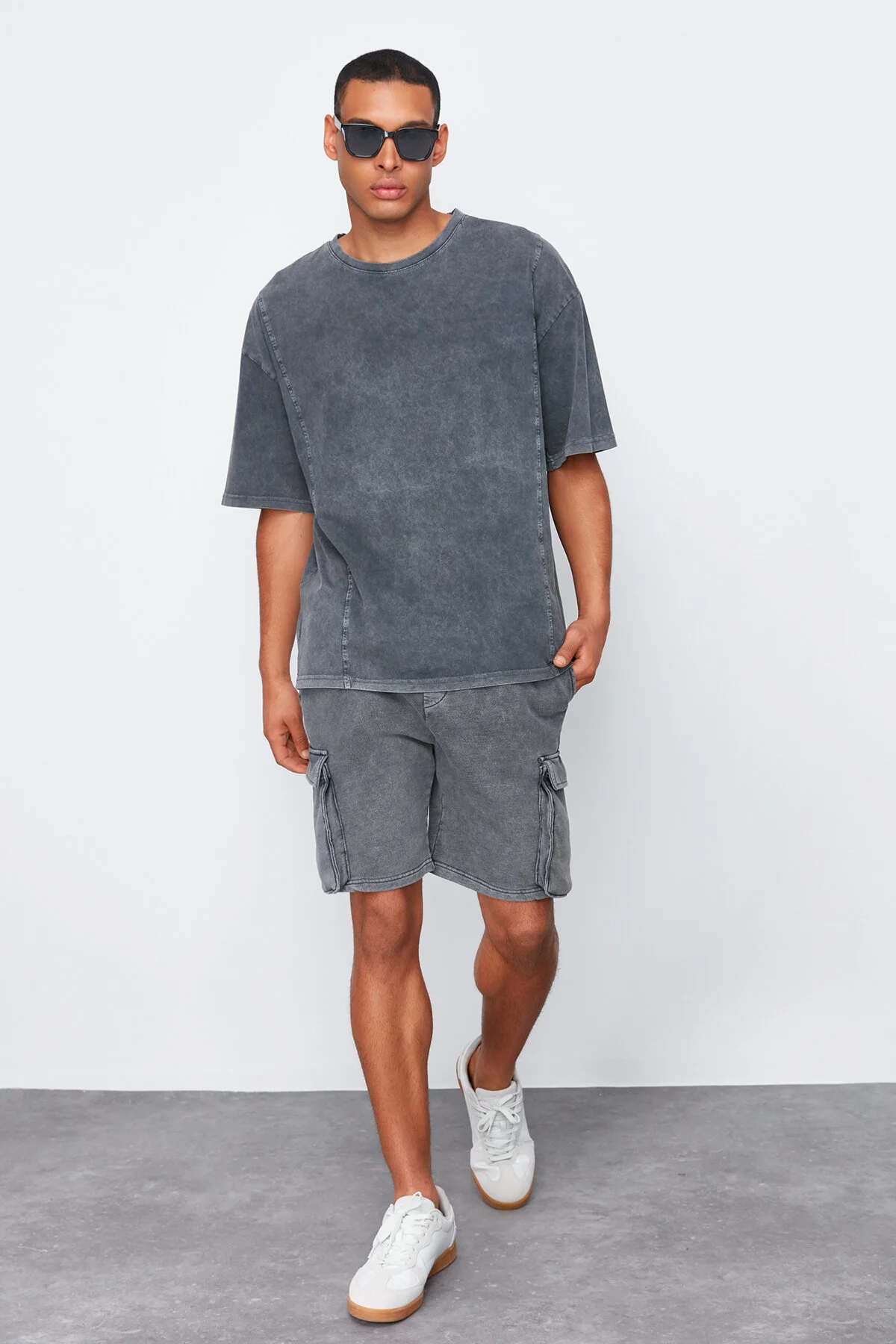 Bild von Trendyol Collection Anthrazitfarbenes, Übergroßes, Bedrucktes Baumwoll-t-shirt – Detaillierte Nähte, Antiker Blasser Effekt für Herren - S