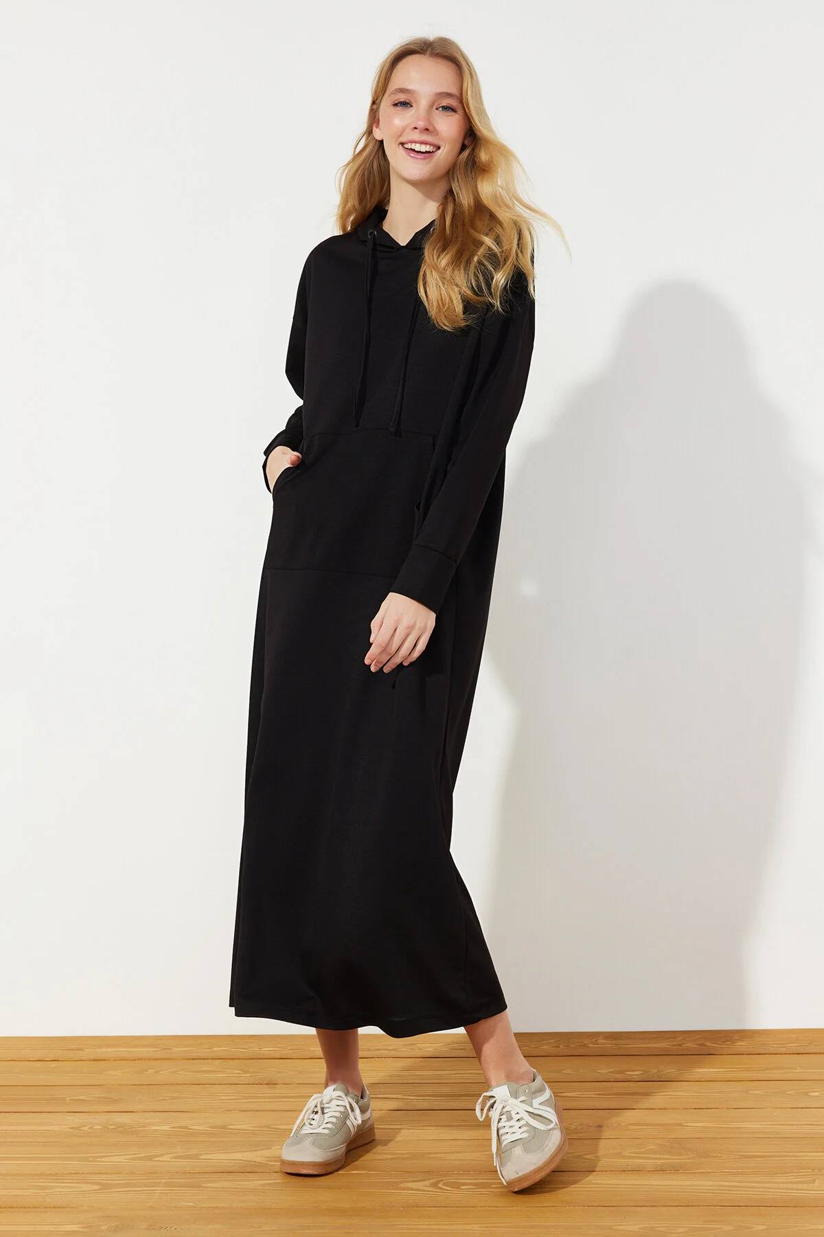 Bild von Trendyol Modest Übergroßes Sweatkleid Aus Strick Mit Kapuze Schwarze Kängurutasche für Damen - 40