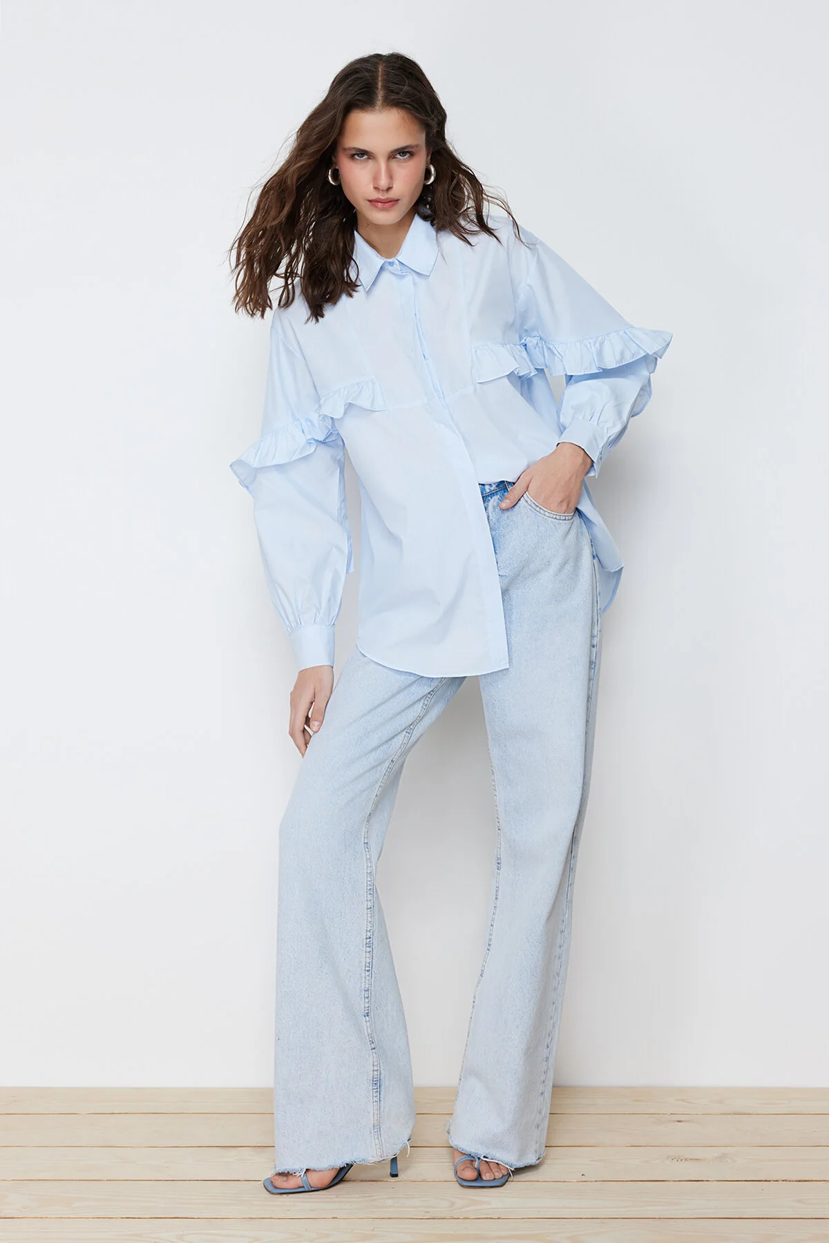 Bild von Trendyol Modest Blaues Hemd Aus Gewebter Baumwolle Mit Rüschendetail für Damen - 36