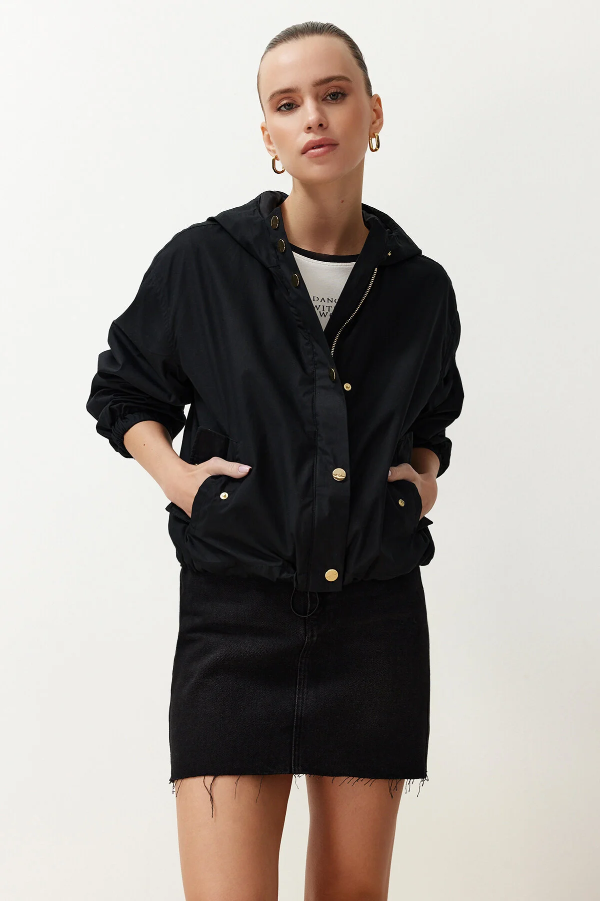 Bild von Trendyol Collection Übergroße, Dünne Schwarze Windjacke Twoss24mo00001 für Damen - XS