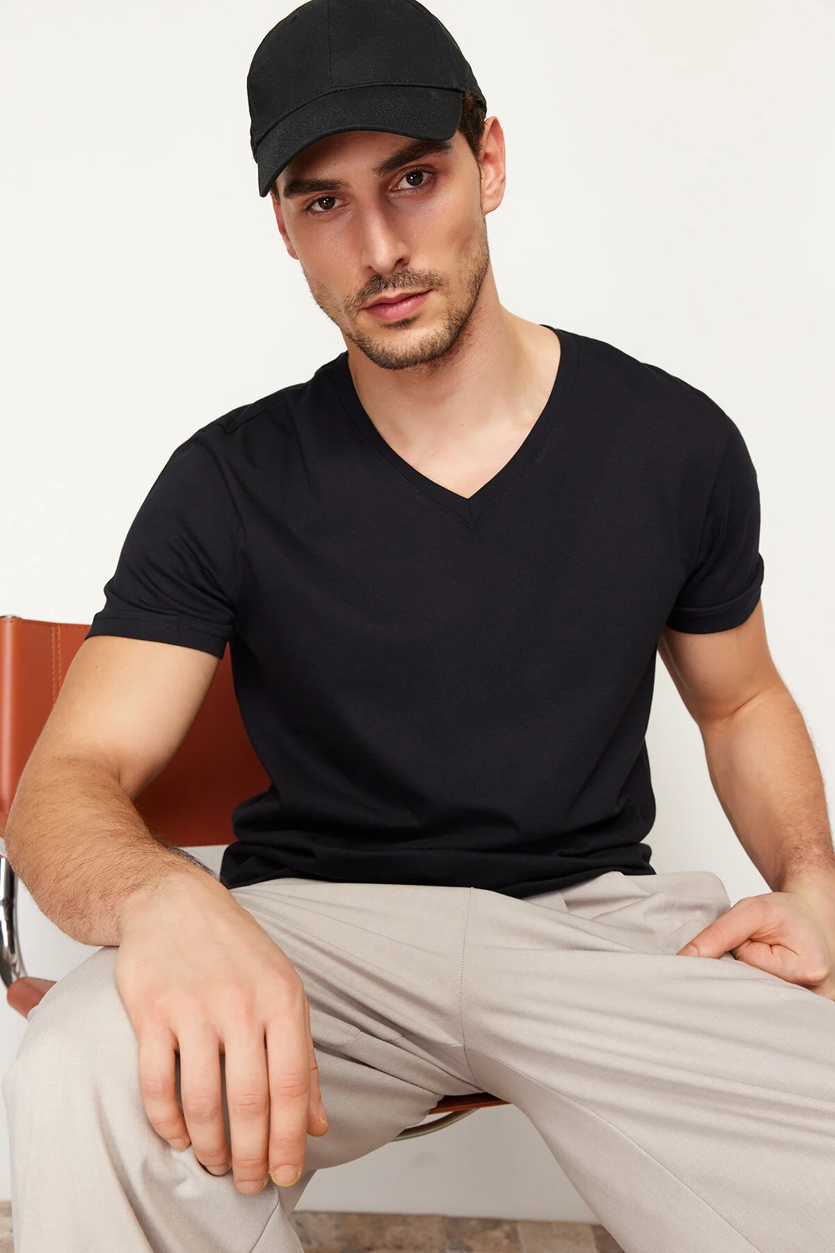 Bild von Trendyol Collection Schwarzes Basic-t-shirt Mit V-ausschnitt, 100 % Baumwolle – für Herren - M
