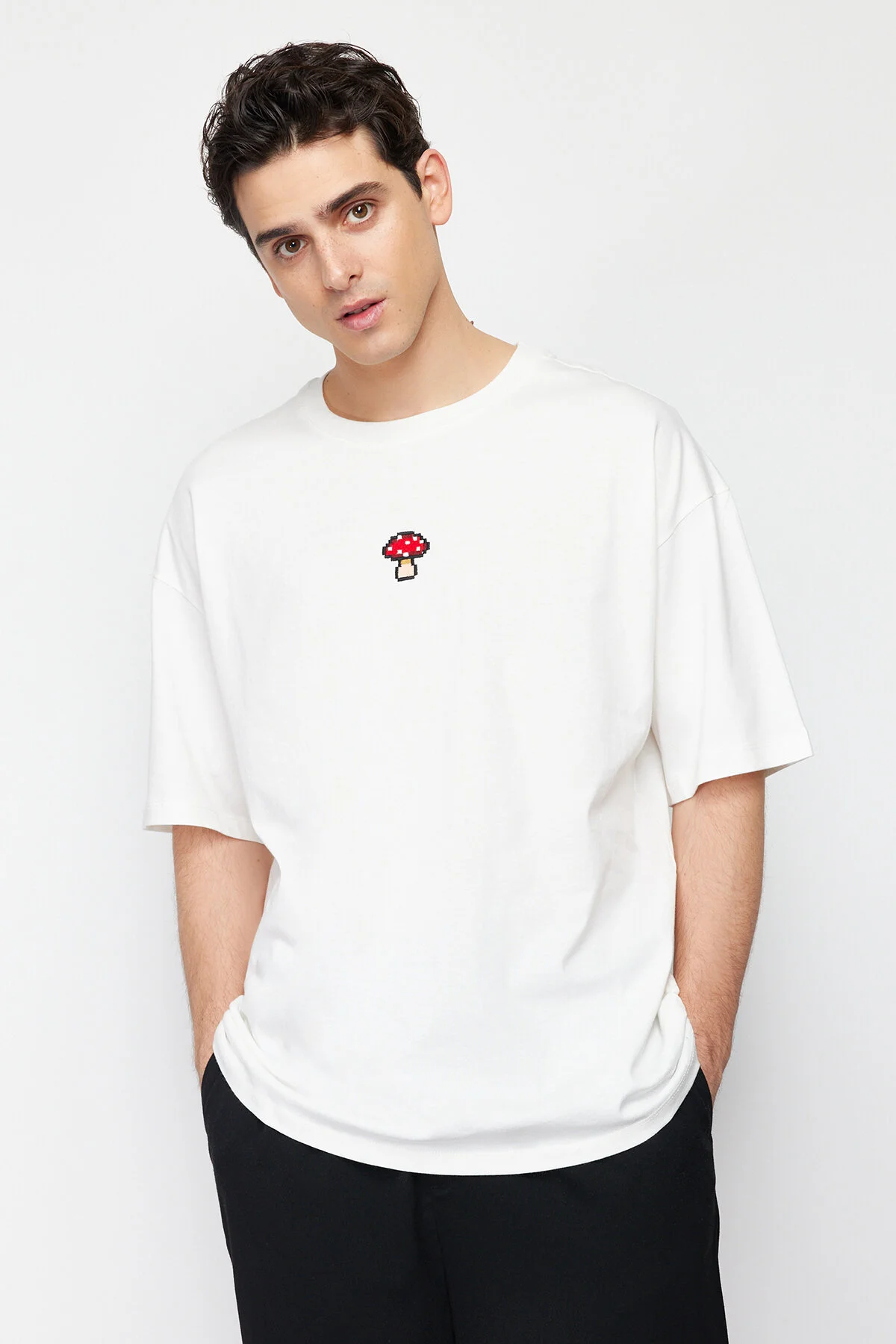 Bild von Trendyol Collection Übergroßes T-shirt Aus Ecrufarbener Baumwolle – Pilzstickerei, für Herren - S