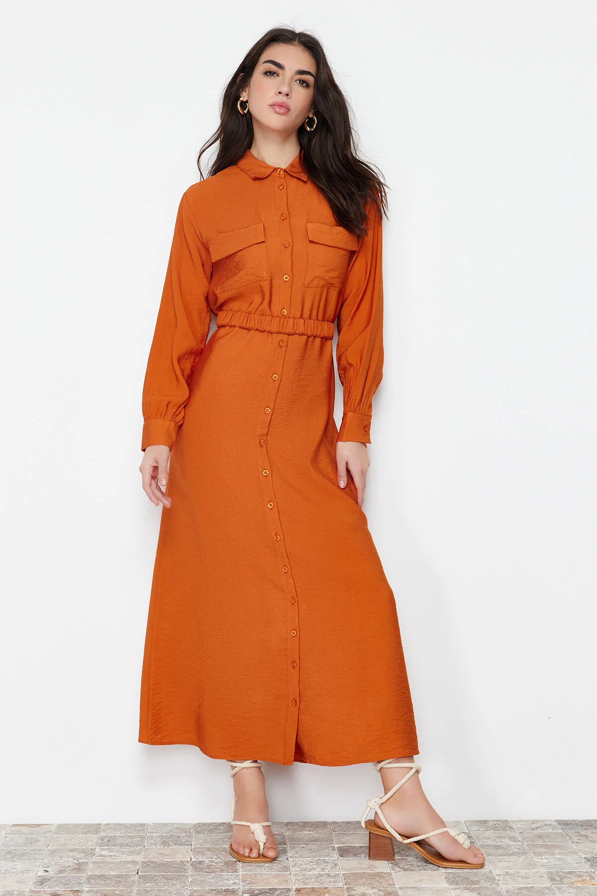 Bild von Trendyol Modest Zimtfarbenes, Gewebtes Kleid Mit Gummigürtel Und Taschendetails für Damen - 38