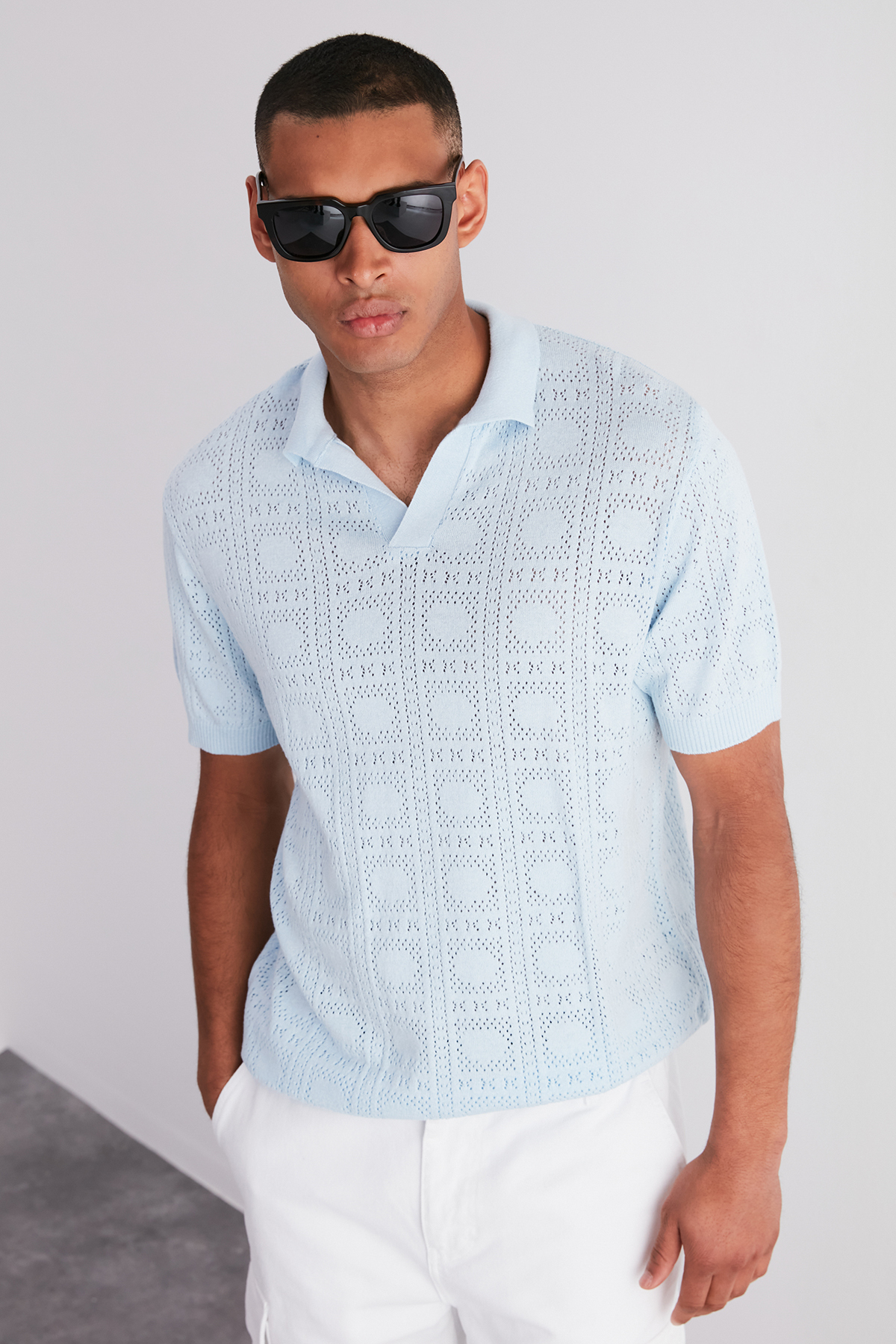 Bild von Trendyol Collection Hellblaues, Durchbrochenes Strick-t-shirt Mit Polokragen In Regulärer Passform Aus Baumwolle In Limitierter Auflage für Herren - XL