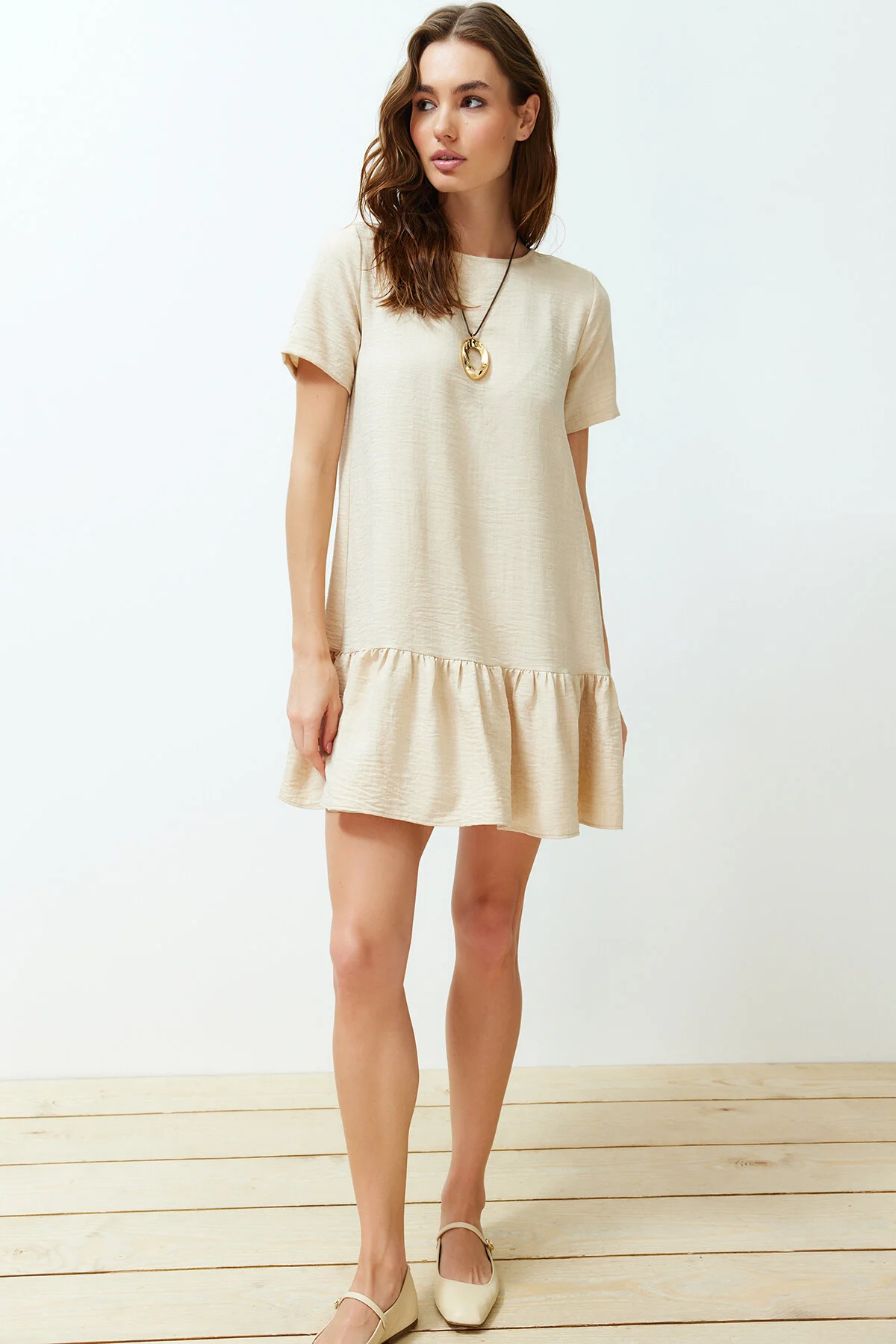 Bild von Trendyol Collection Beiges Gerade Geschnittenes Rockvolant-mini-gewebekleid für Damen - 38