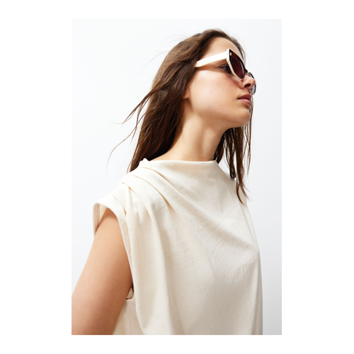 Bild von Trendyol Collection Gerafftes Strick-T-Shirt mit U-Boot-Ausschnitt in Stein für Damen