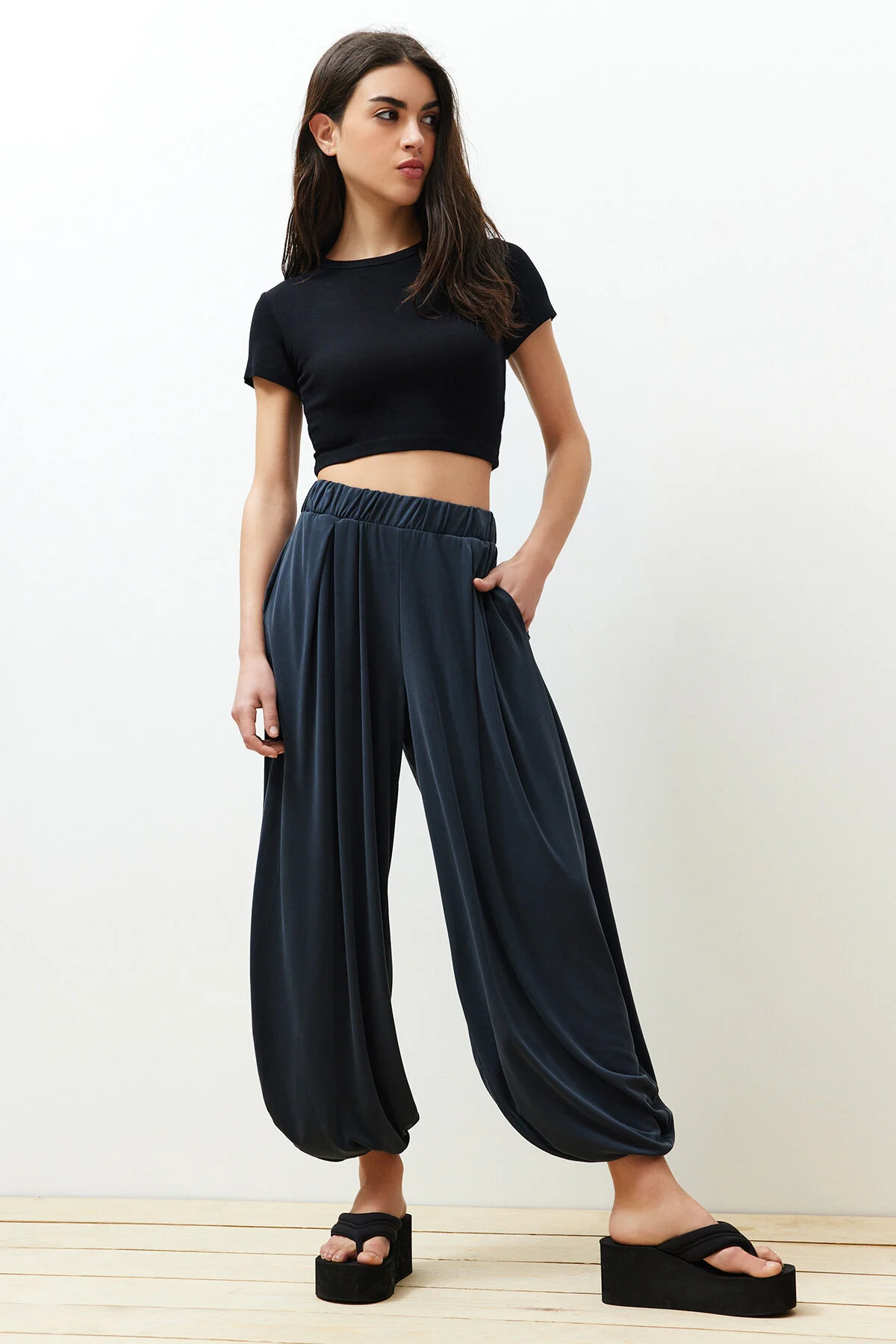 Bild von Trendyol Collection Anthrazitfarbene Modellhose für Damen - M