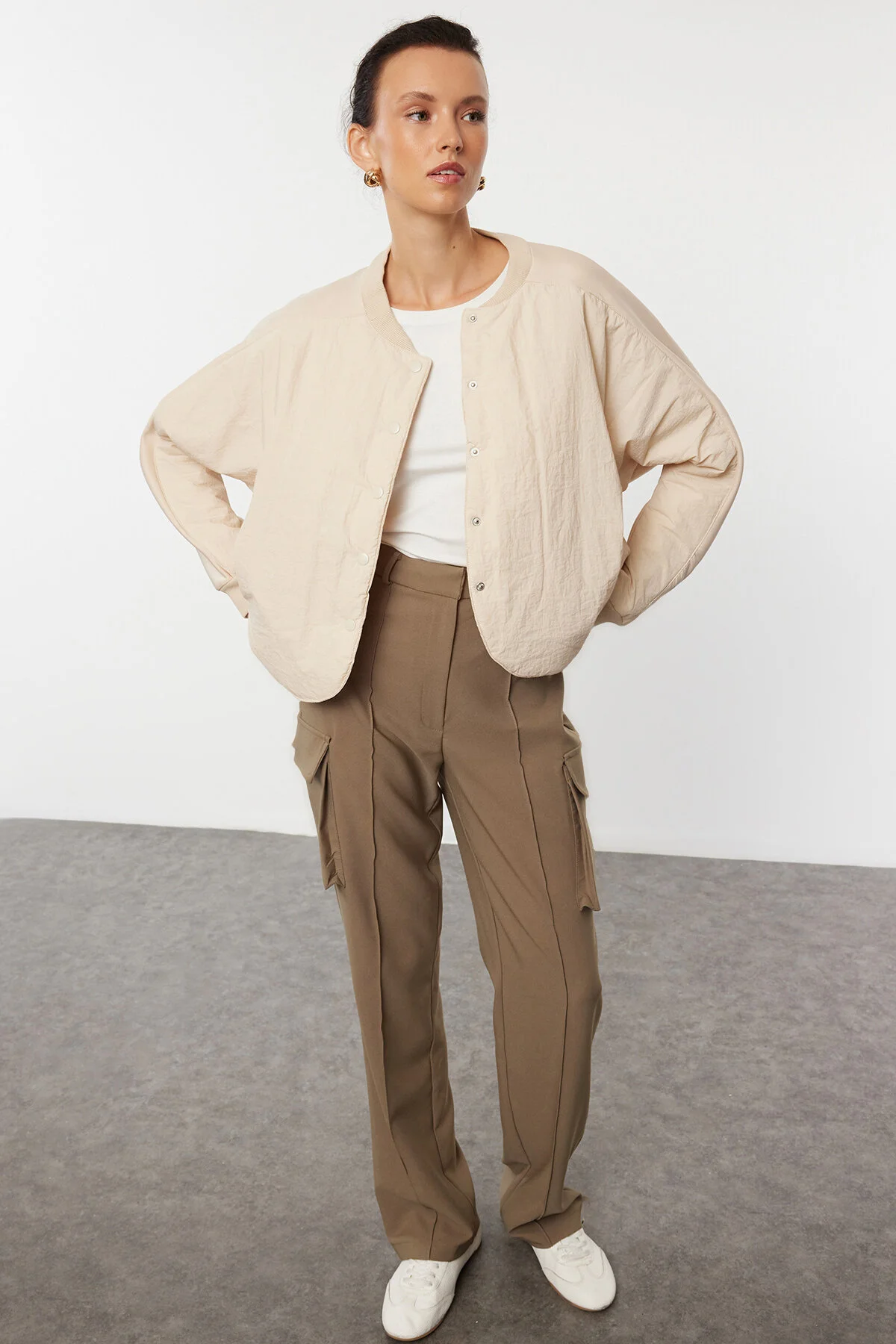 Bild von Trendyol Collection Beige Bomberjacke Mit Fallschirmdetails Und Druckknöpfen Und Taschen für Damen - XS