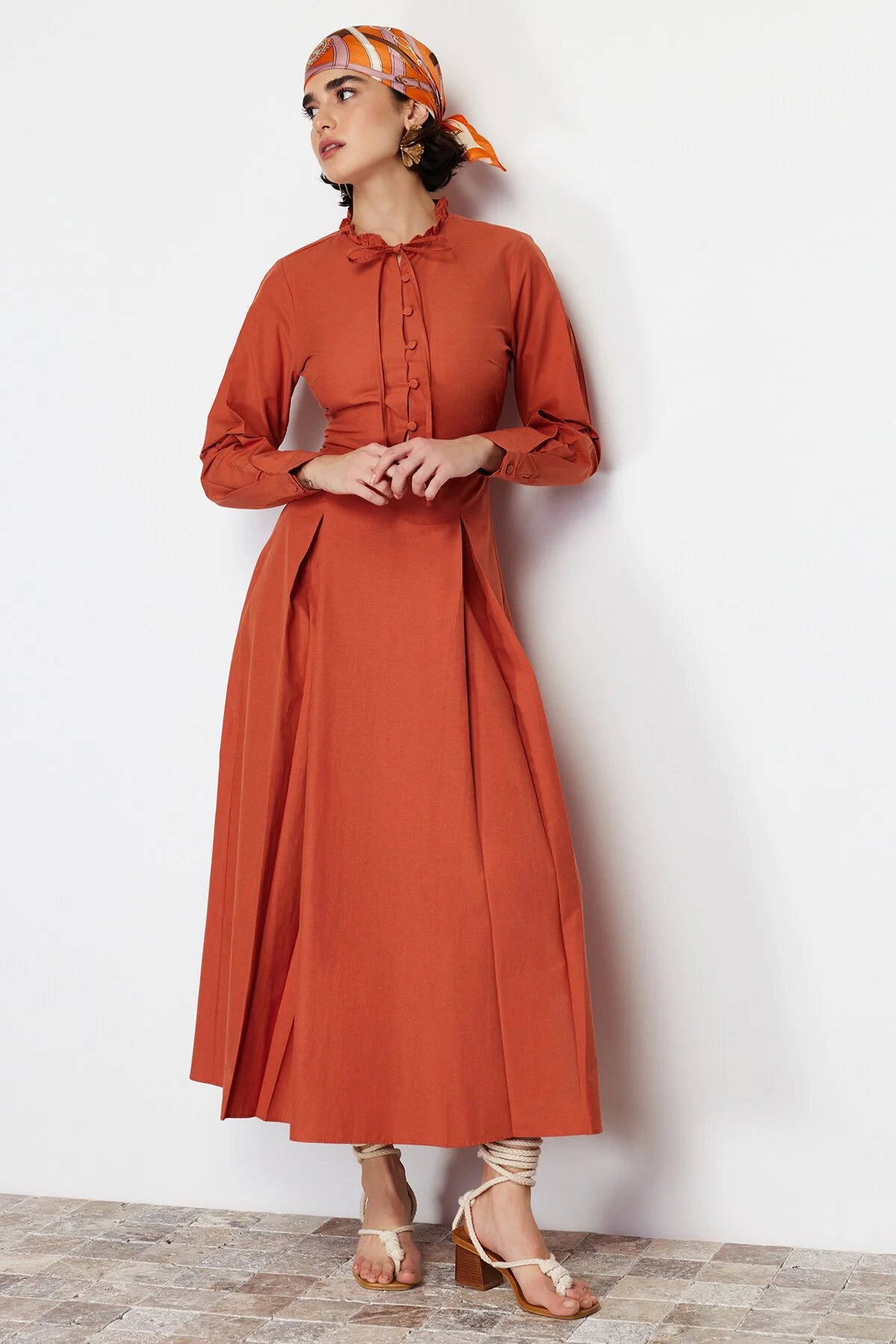 Bild von Trendyol Modest Geknöpftes Webkleid Mit Fliesenkragen Und Krawatte Und Detailliertem Detail für Damen - 40