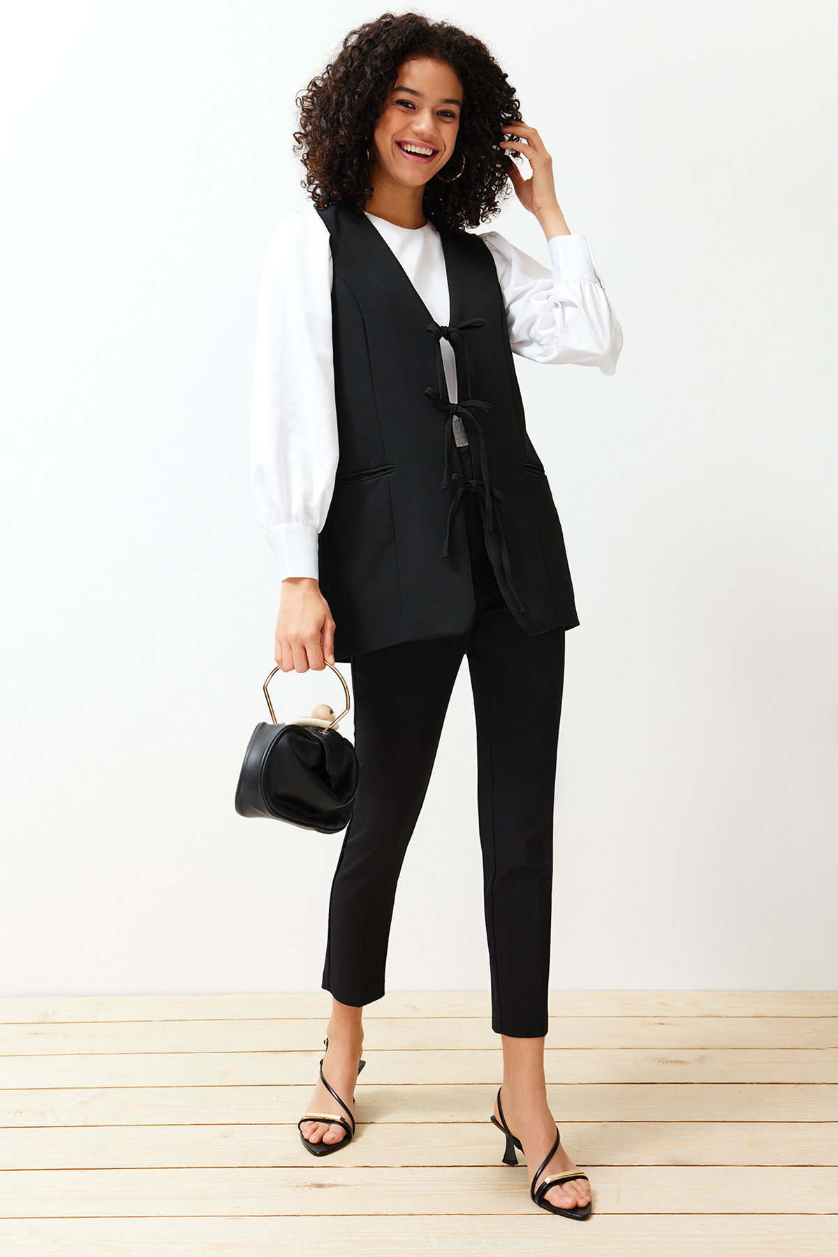 Bild von Trendyol Modest Schwarze Gewebte Weste Mit Bindeverschluss Vorne für Damen - 42