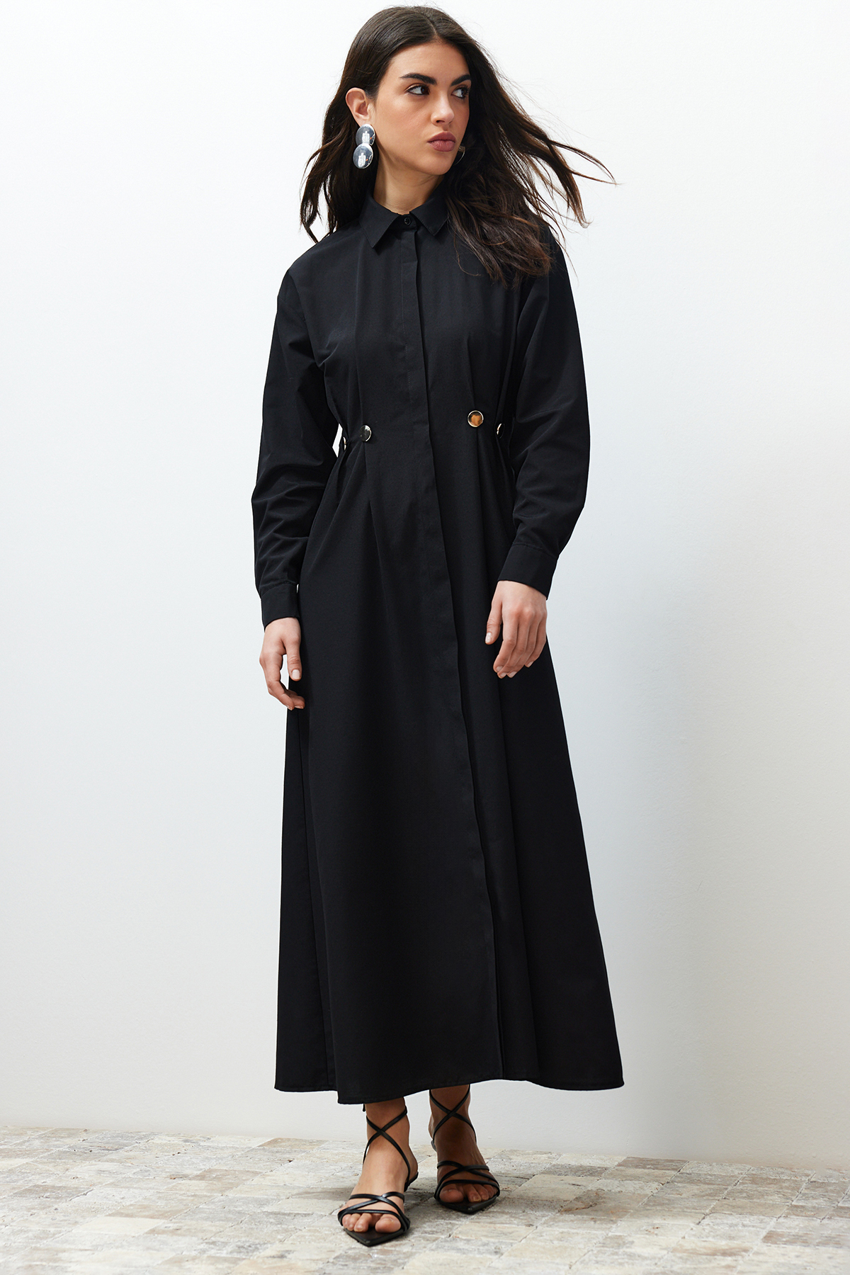 Bild von Trendyol Modest Schwarzes Gewebtes Hemdkleid Mit Accessoire-detail An Der Taille für Damen - 44